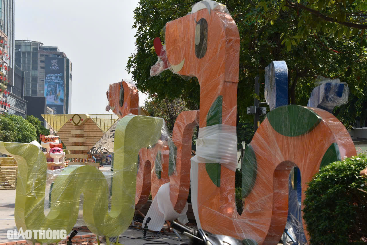 Cặp rắn Kim Tỵ - Ng&acirc;n Tỵ ở đường hoa Nguyễn Huệ c&oacute; g&igrave; đặc biệt?- Ảnh 5.