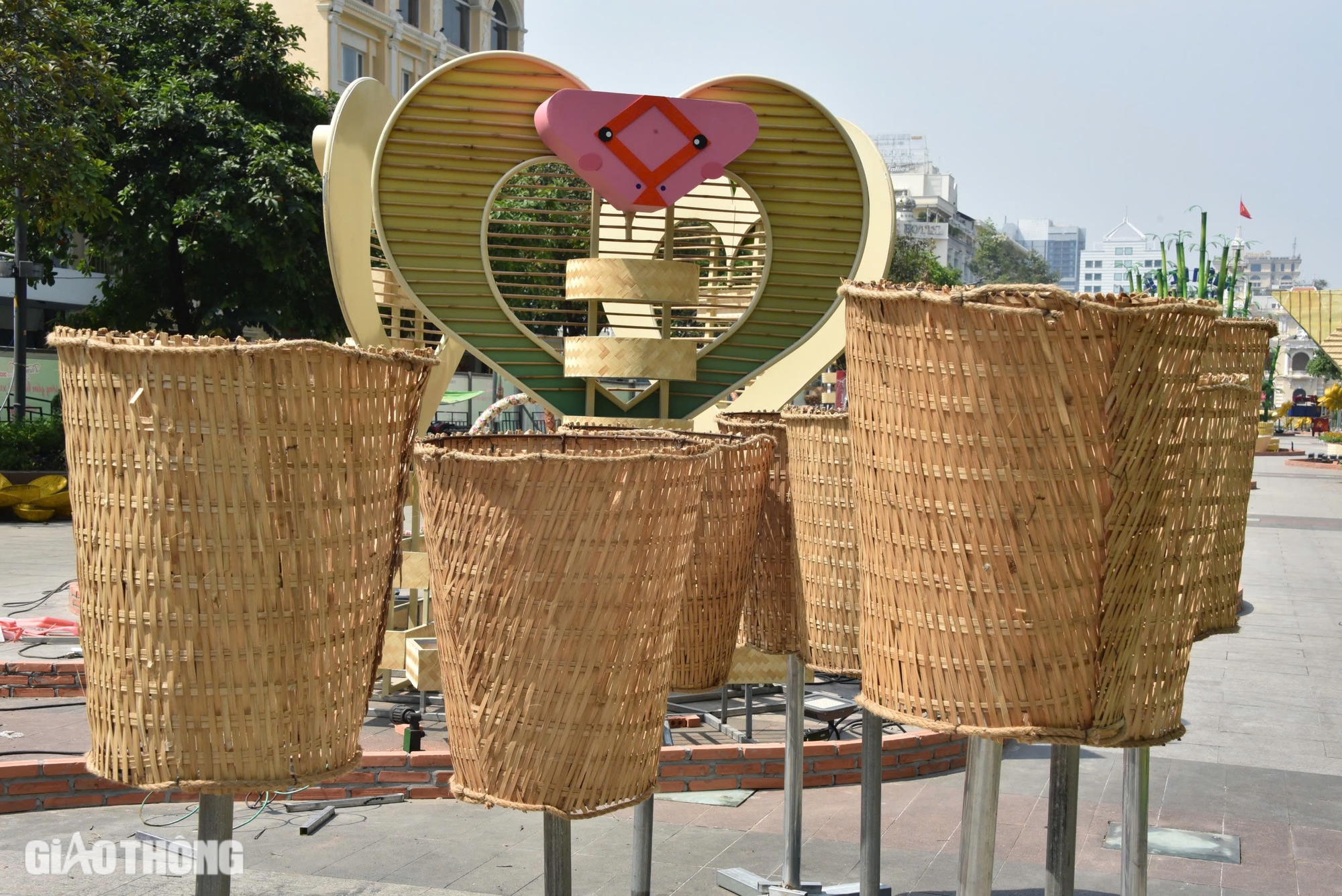 Cặp rắn Kim Tỵ - Ng&acirc;n Tỵ ở đường hoa Nguyễn Huệ c&oacute; g&igrave; đặc biệt?- Ảnh 11.