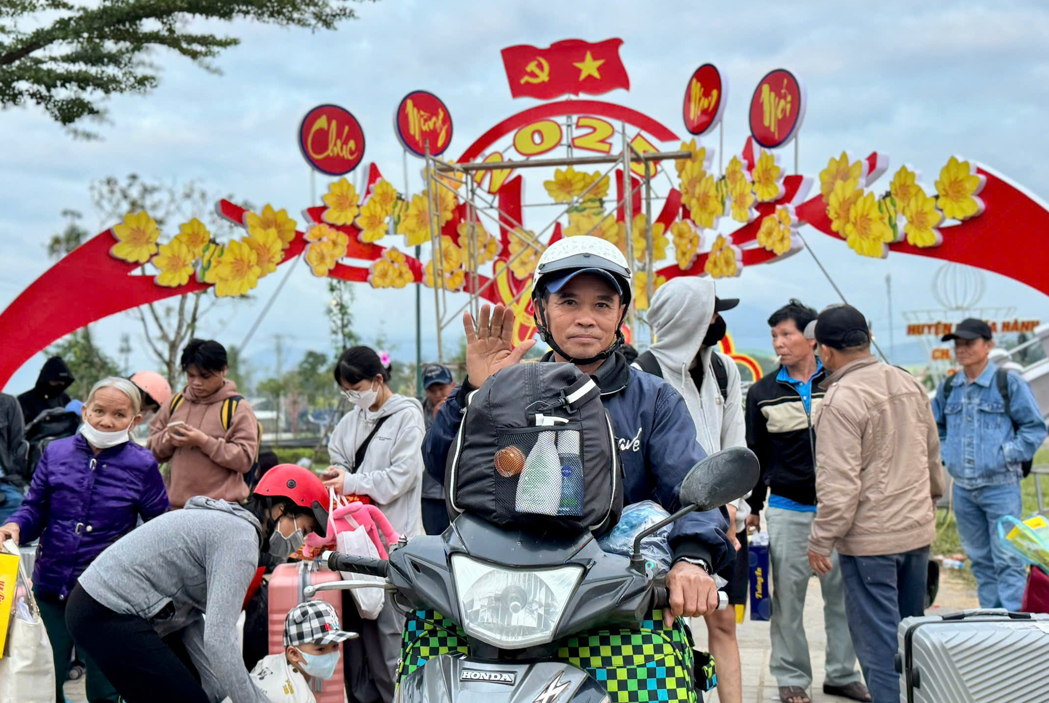 Quảng Ngãi: Người nghèo rưng rưng về quê ăn Tết trên chuyến xe 0 đồng- Ảnh 9. Quảng Ngãi: Người nghèo rưng rưng về quê ăn Tết trên chuyến xe 0 đồng- Ảnh 9.