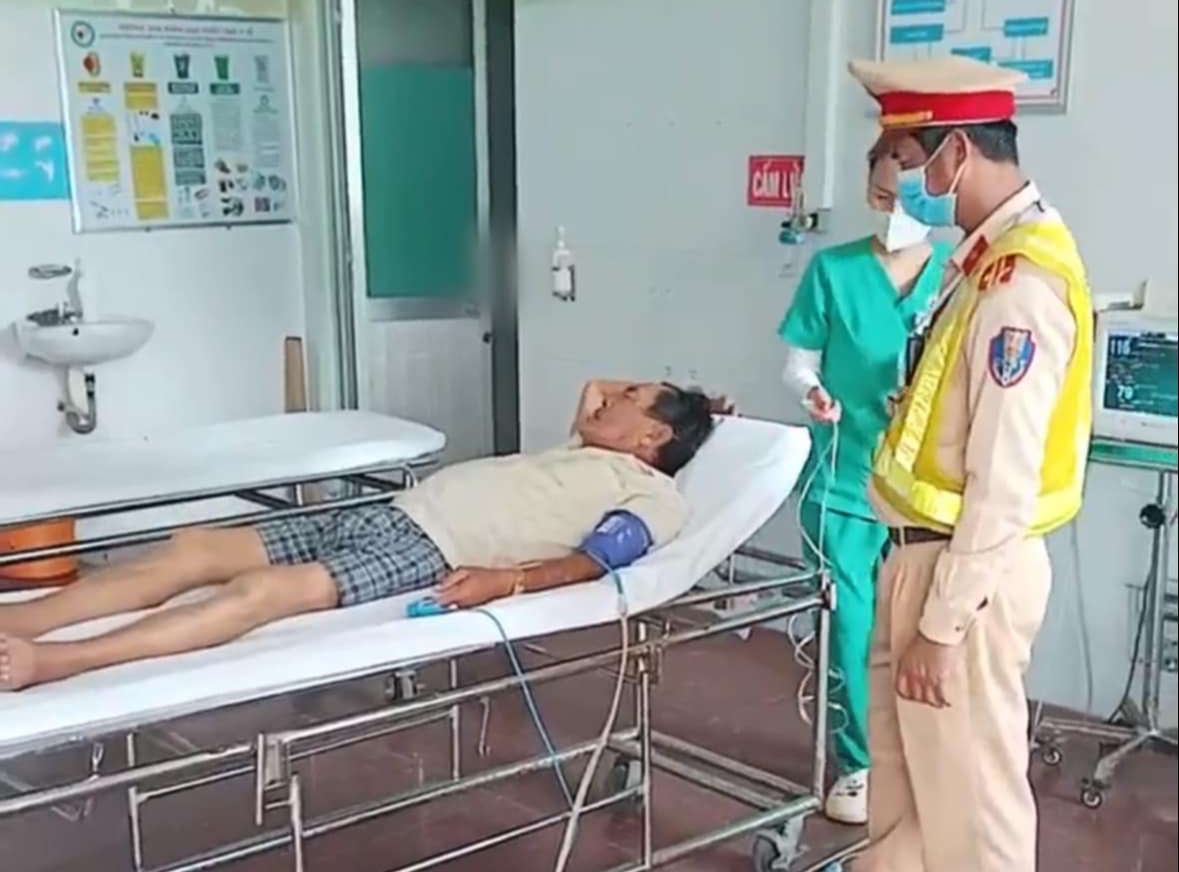 CSGT Quảng Ng&atilde;i gi&uacute;p t&agrave;i xế tho&aacute;t cơn nguy kịch- Ảnh 1.