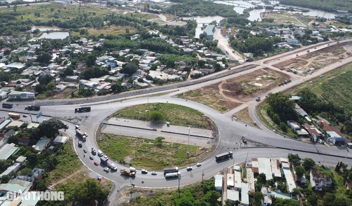 Những chiếc xe đầu tiên vào cao tốc Bến Lức - Long Thành- Ảnh 4. Những chiếc xe đầu tiên vào cao tốc Bến Lức - Long Thành- Ảnh 4.