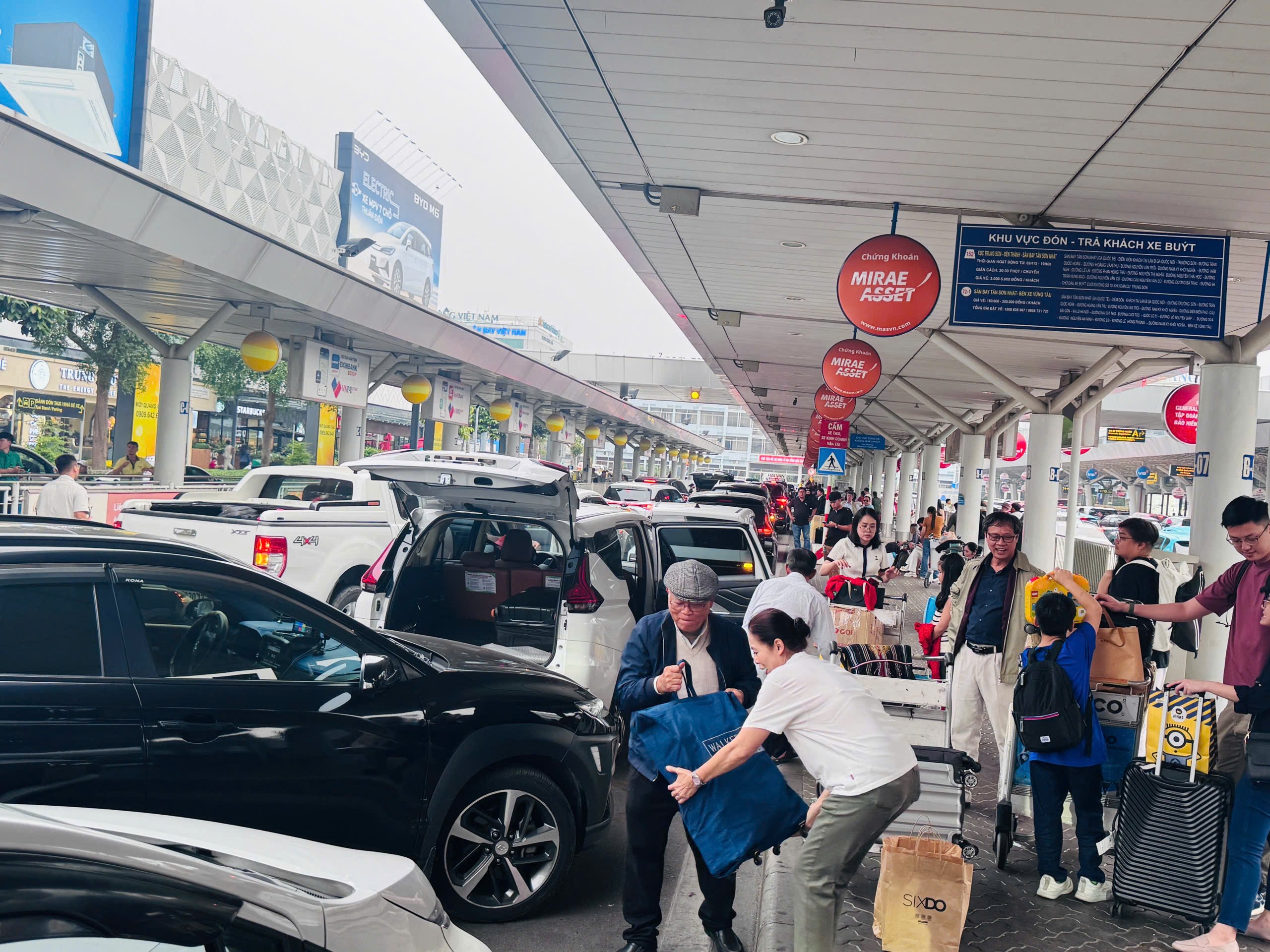 Sân bay Tân Sơn Nhất "nóng" bên trong, thông thoáng bên ngoài- Ảnh 14. Sân bay Tân Sơn Nhất "nóng" bên trong, thông thoáng bên ngoài- Ảnh 14.