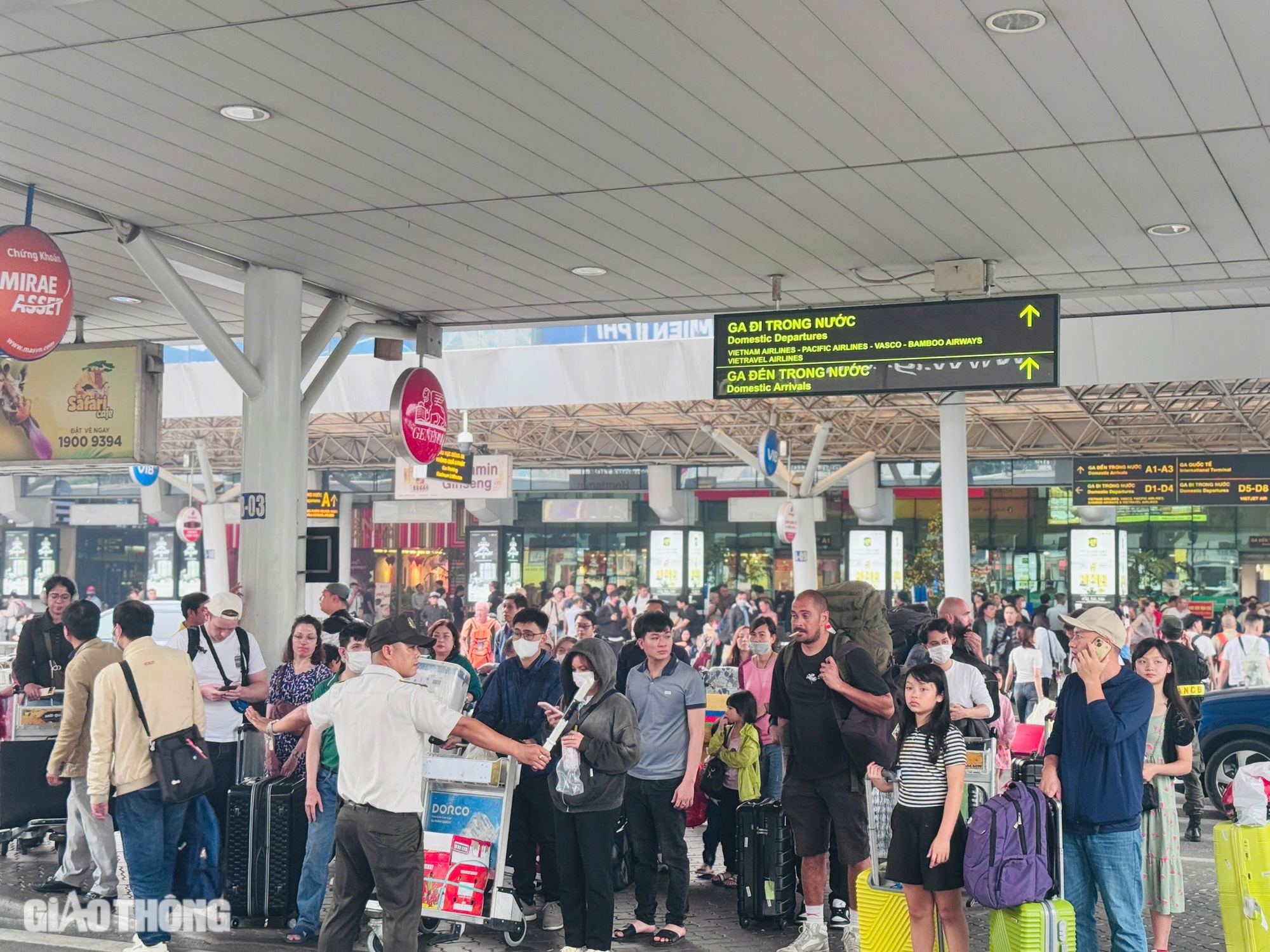 Sân bay Tân Sơn Nhất "nóng" bên trong, thông thoáng bên ngoài- Ảnh 6. Sân bay Tân Sơn Nhất "nóng" bên trong, thông thoáng bên ngoài- Ảnh 6.