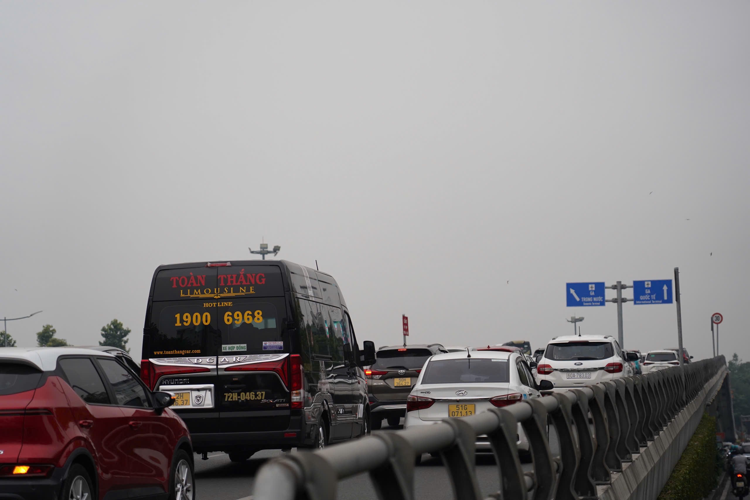Sân bay Tân Sơn Nhất "nóng" bên trong, thông thoáng bên ngoài- Ảnh 4. Sân bay Tân Sơn Nhất "nóng" bên trong, thông thoáng bên ngoài- Ảnh 4.