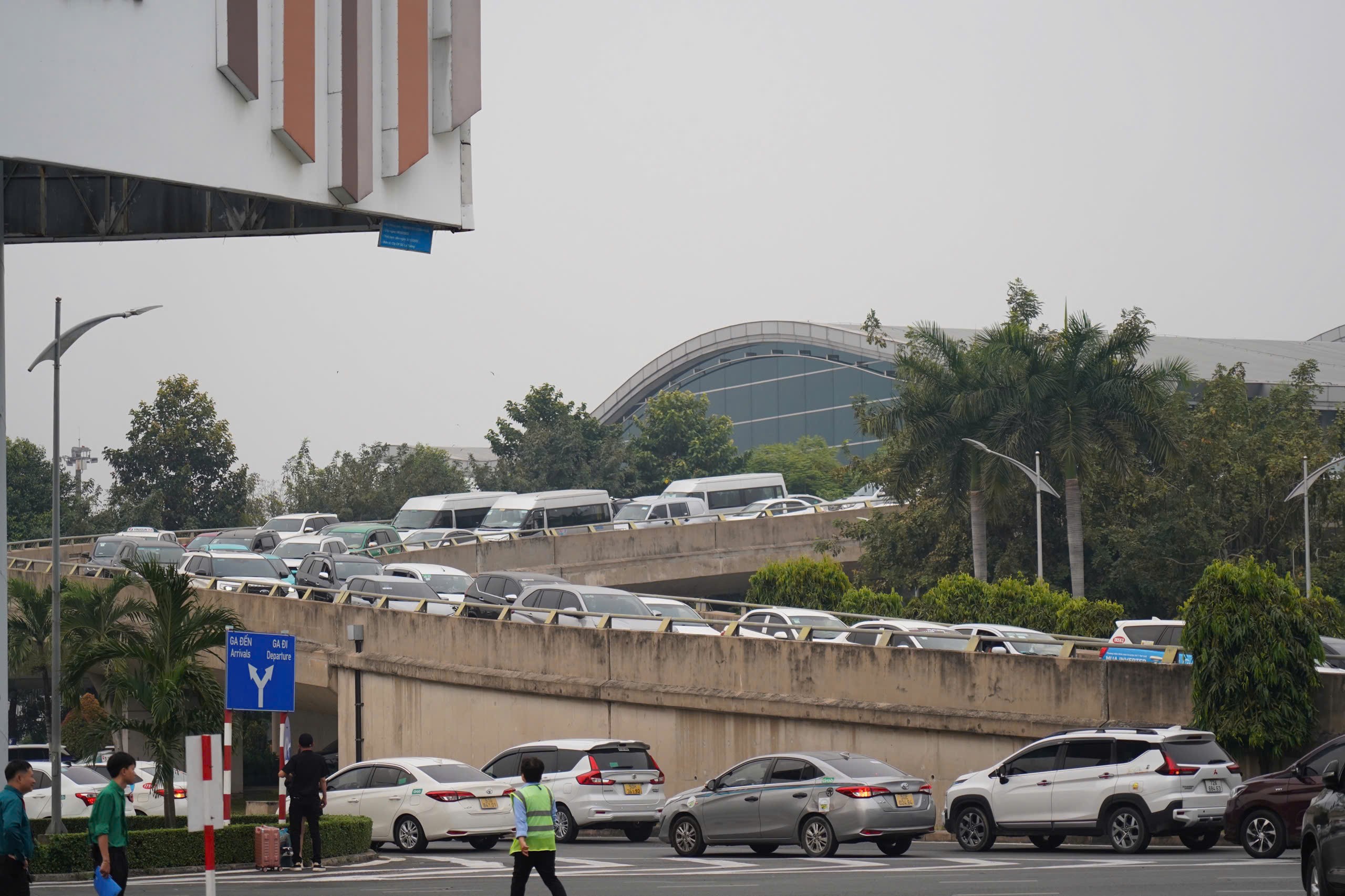 Sân bay Tân Sơn Nhất "nóng" bên trong, thông thoáng bên ngoài- Ảnh 5. Sân bay Tân Sơn Nhất "nóng" bên trong, thông thoáng bên ngoài- Ảnh 5.
