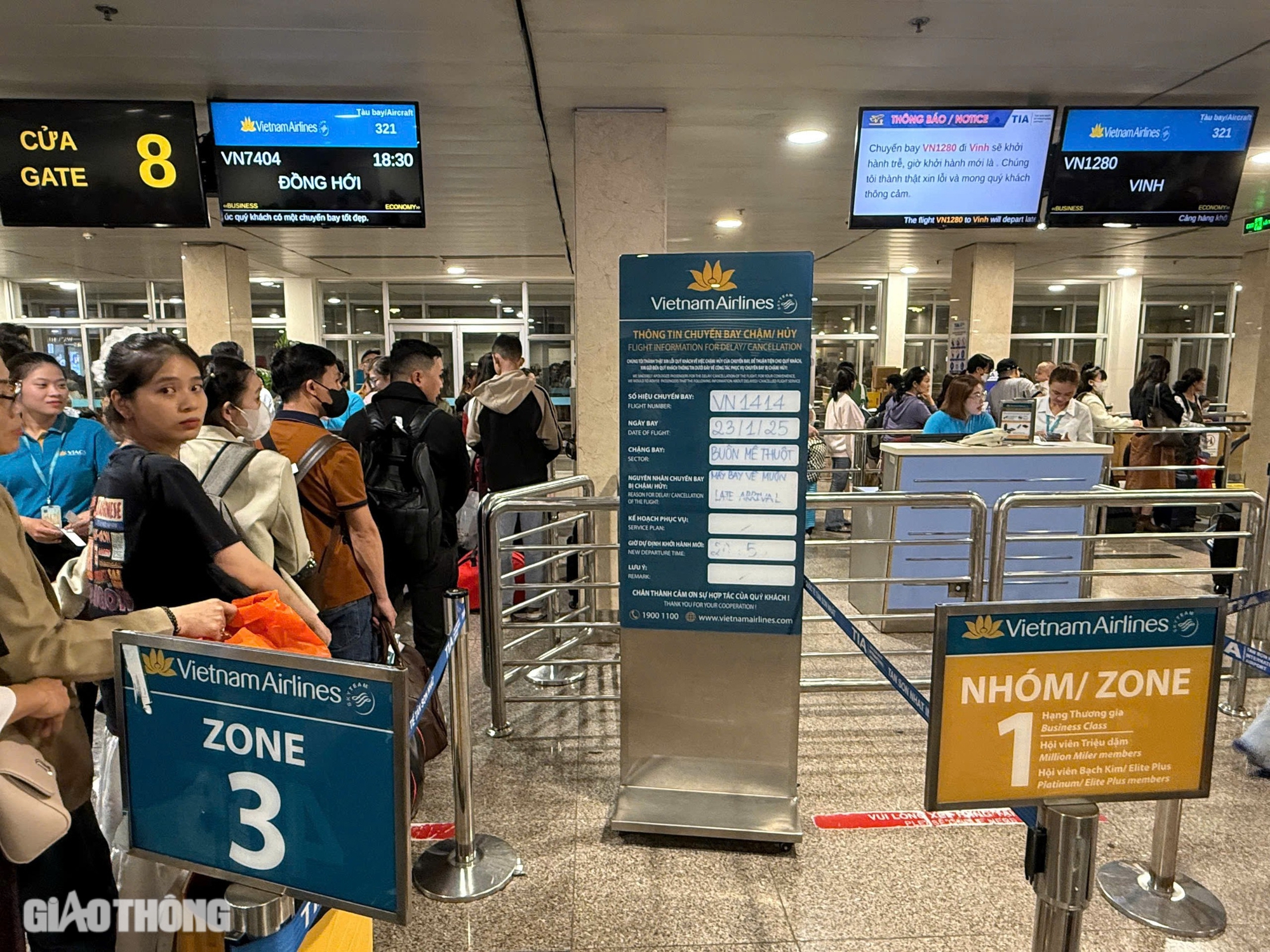 Sân bay Tân Sơn Nhất "nóng" bên trong, thông thoáng bên ngoài- Ảnh 12. Sân bay Tân Sơn Nhất "nóng" bên trong, thông thoáng bên ngoài- Ảnh 12.