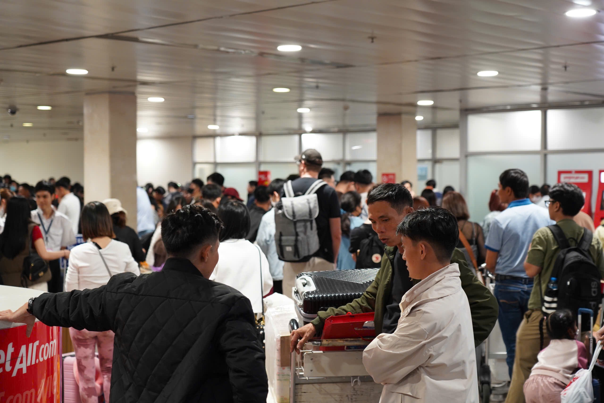 Sân bay Tân Sơn Nhất "nóng" bên trong, thông thoáng bên ngoài- Ảnh 9. Sân bay Tân Sơn Nhất "nóng" bên trong, thông thoáng bên ngoài- Ảnh 9.