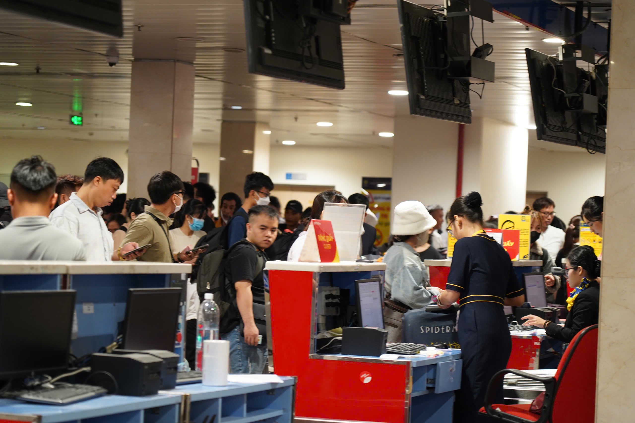 Sân bay Tân Sơn Nhất "nóng" bên trong, thông thoáng bên ngoài- Ảnh 8. Sân bay Tân Sơn Nhất "nóng" bên trong, thông thoáng bên ngoài- Ảnh 8.