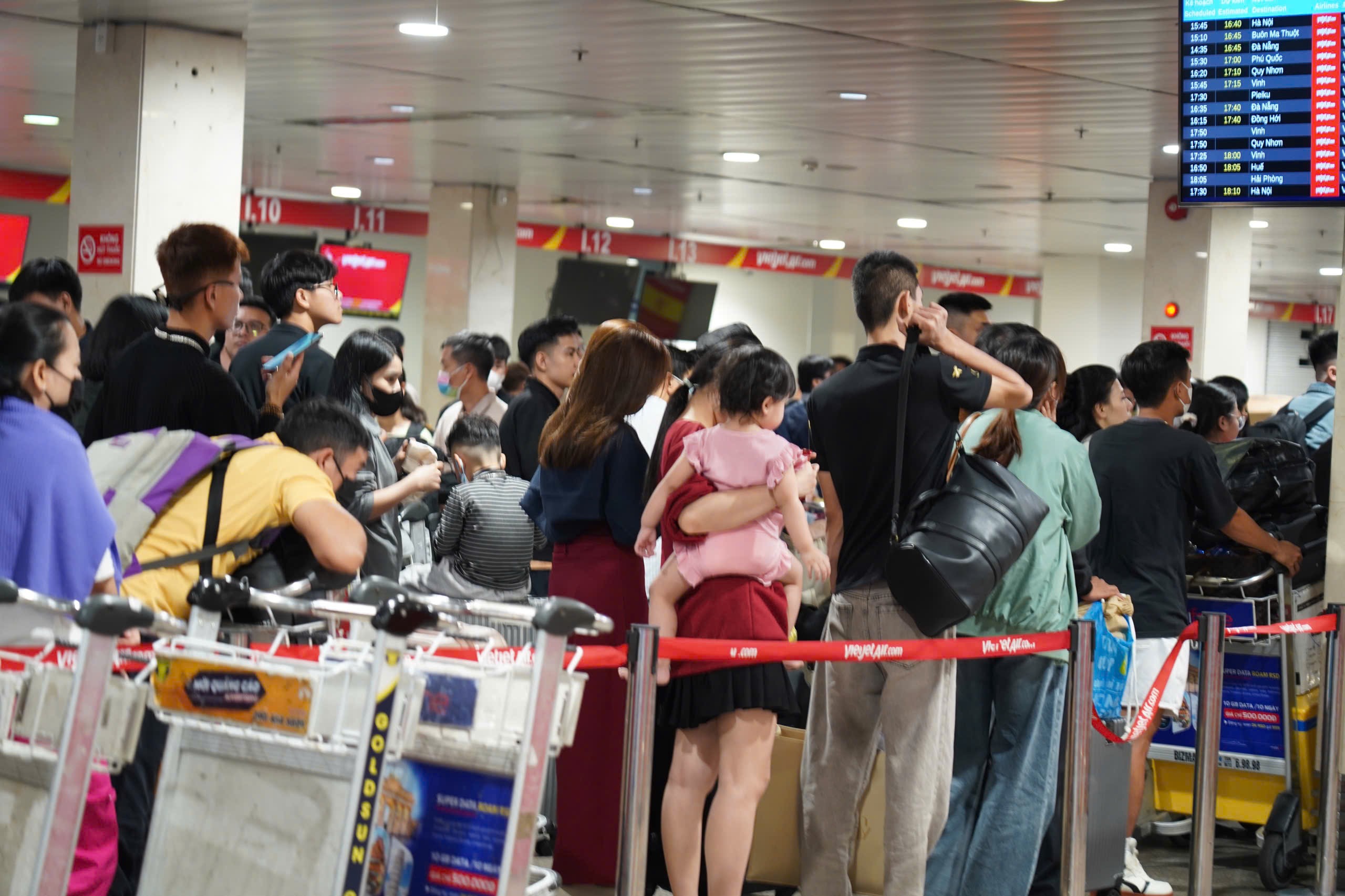 Sân bay Tân Sơn Nhất "nóng" bên trong, thông thoáng bên ngoài- Ảnh 7. Sân bay Tân Sơn Nhất "nóng" bên trong, thông thoáng bên ngoài- Ảnh 7.