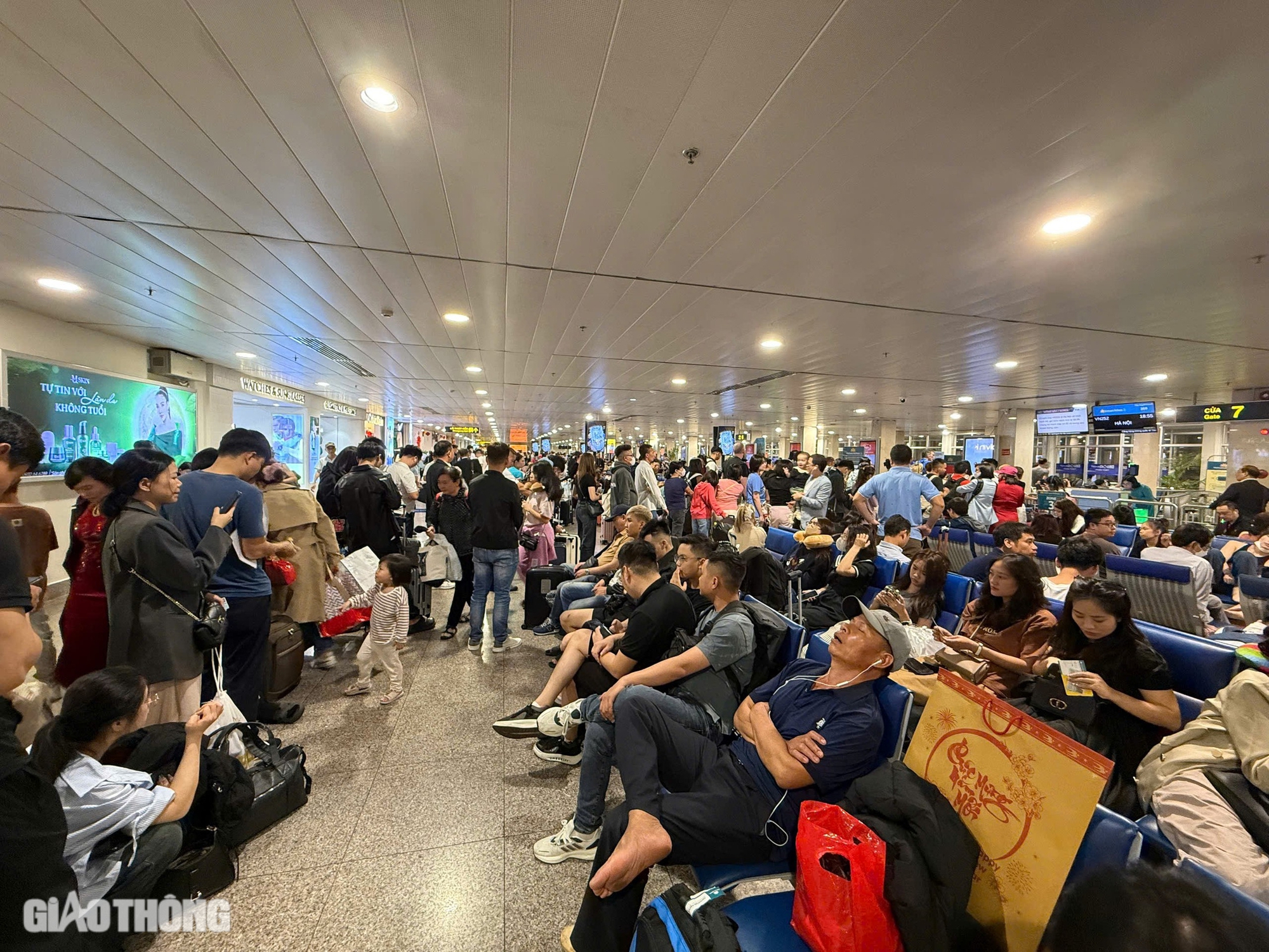 Sân bay Tân Sơn Nhất "nóng" bên trong, thông thoáng bên ngoài- Ảnh 11. Sân bay Tân Sơn Nhất "nóng" bên trong, thông thoáng bên ngoài- Ảnh 11.