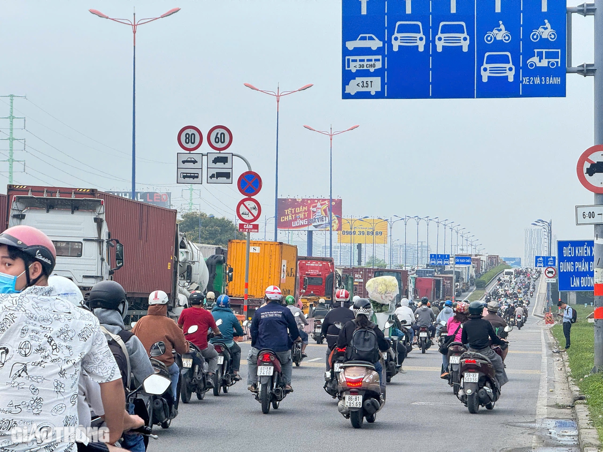 Từ s&aacute;ng đến trưa, h&agrave;ng trăm &ocirc; t&ocirc; nối đu&ocirc;i nh&iacute;ch từng bước ở cửa ng&otilde; ph&iacute;a Đ&ocirc;ng TP.HCM- Ảnh 12.