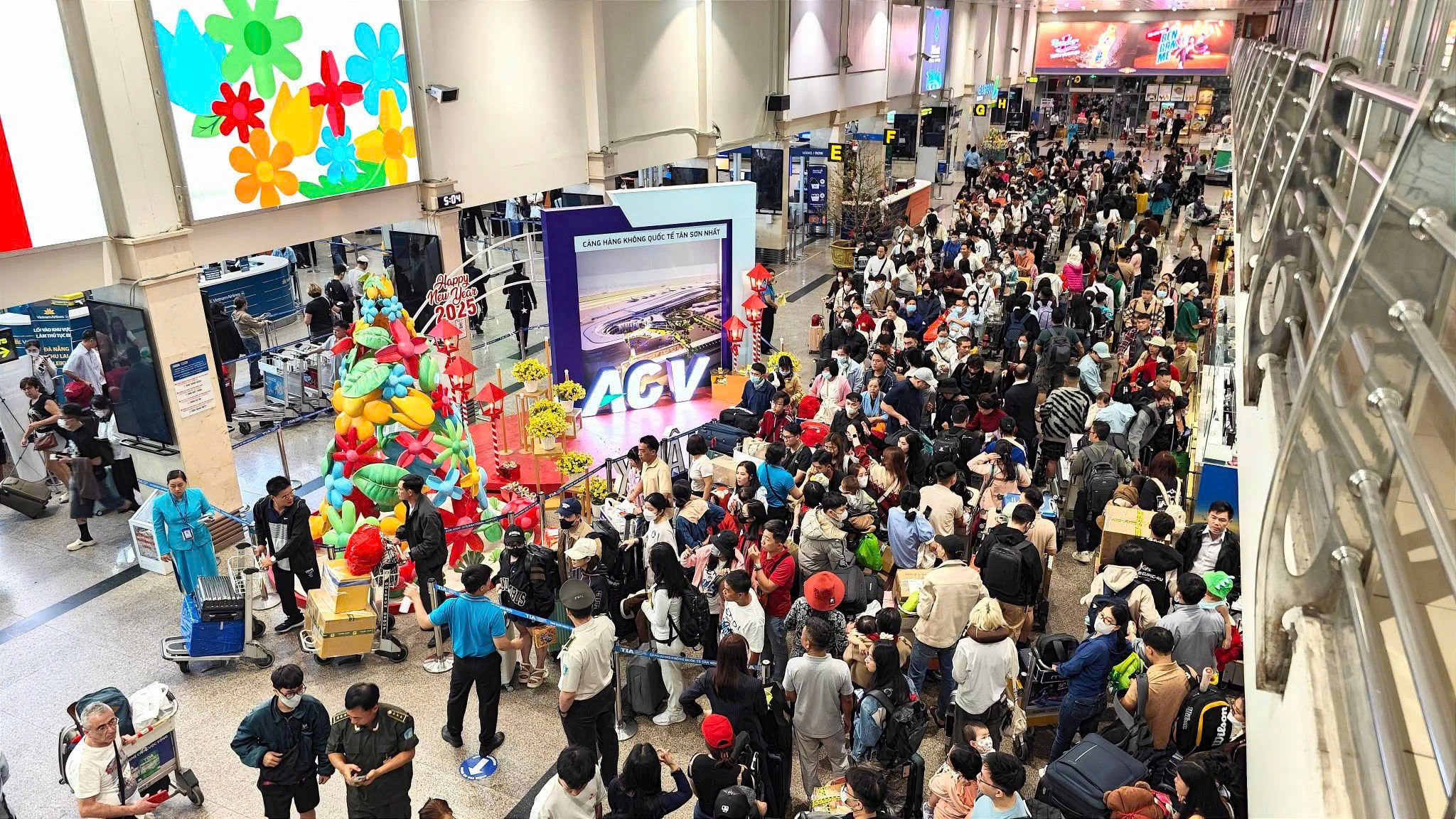 Tân Sơn Nhất đông nghẹt từ rạng sáng, phục vụ kỷ lục 1.000 chuyến bay- Ảnh 1. Tân Sơn Nhất đông nghẹt từ rạng sáng, phục vụ kỷ lục 1.000 chuyến bay- Ảnh 1.