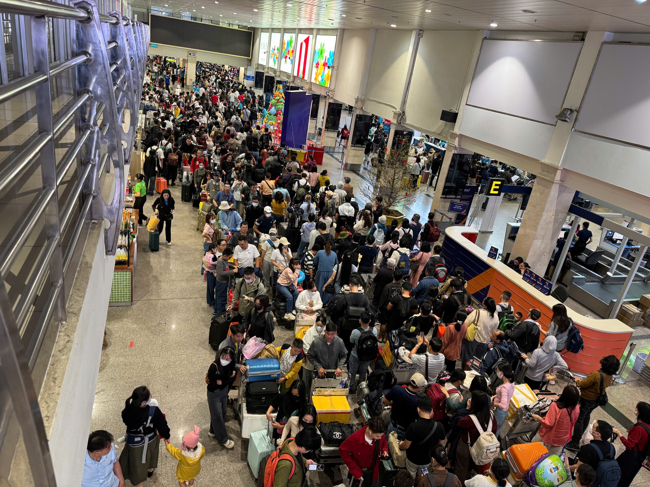 Bắt đầu trung chuyển khách trong sân bay Tân Sơn Nhất ra bên ngoài để giảm ùn ứ- Ảnh 3. Bắt đầu trung chuyển khách trong sân bay Tân Sơn Nhất ra bên ngoài để giảm ùn ứ- Ảnh 3.