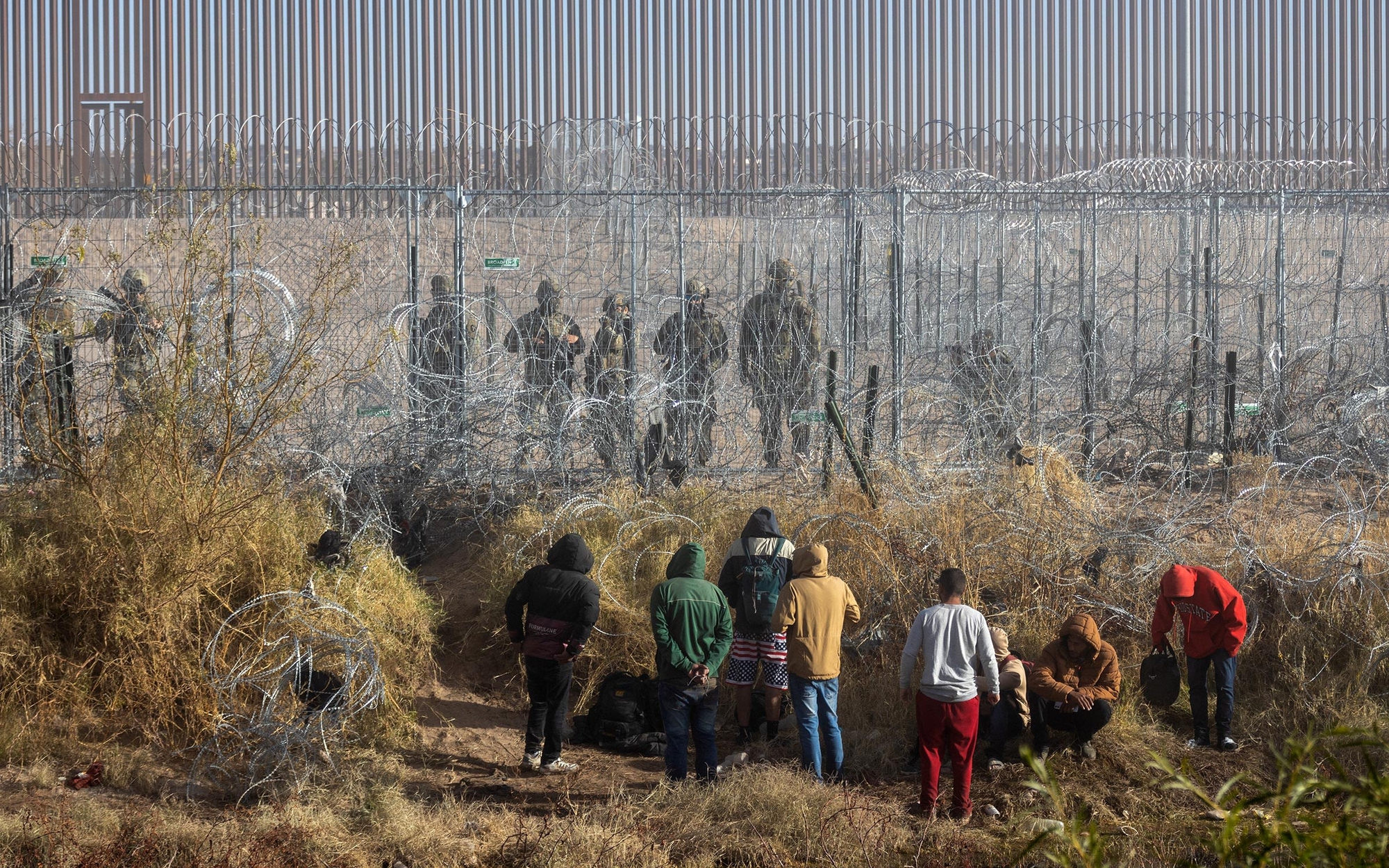 Mỹ triển khai th&ecirc;m h&agrave;ng ngh&igrave;n binh sĩ tới bi&ecirc;n giới với Mexico để siết chặt nhập cư
