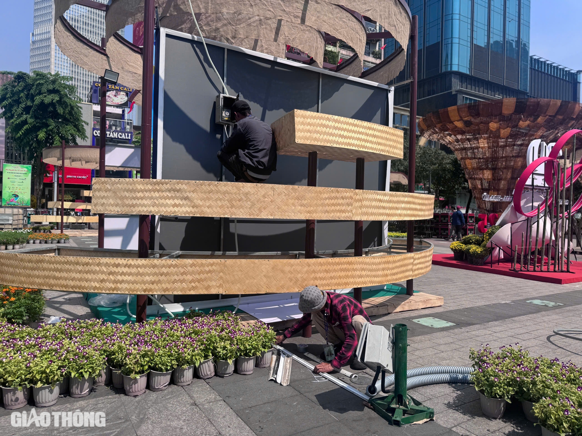 Cặp rắn Kim Tỵ - Ng&acirc;n Tỵ ở đường hoa Nguyễn Huệ c&oacute; g&igrave; đặc biệt?- Ảnh 24.