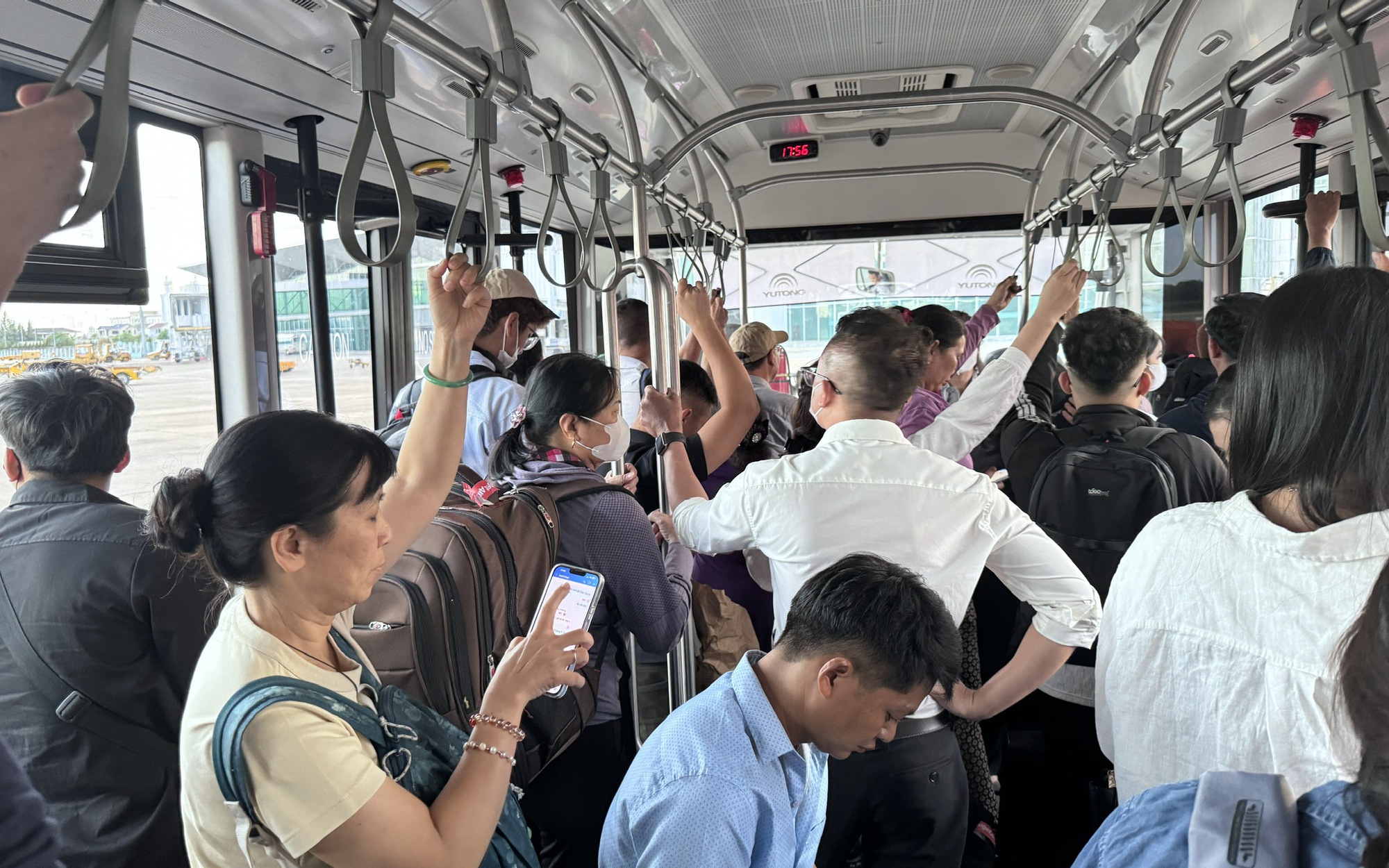 Sân bay Tân Sơn Nhất "nóng" bên trong, thông thoáng bên ngoài- Ảnh 19. Bắt đầu trung chuyển khách trong sân bay Tân Sơn Nhất ra bên ngoài để giảm ùn ứ