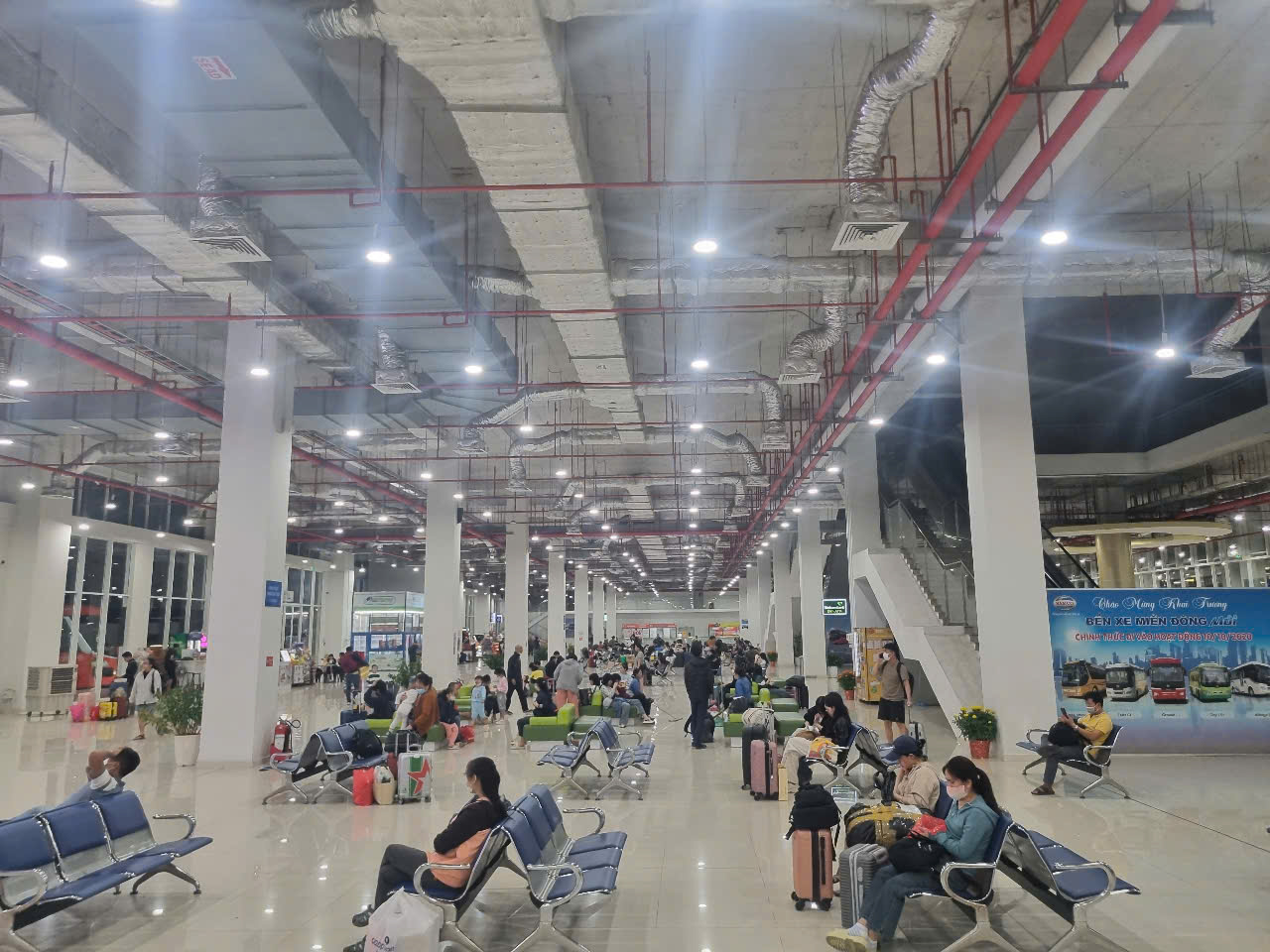 TP.HCM: Sân bay Tân Sơn Nhất đông từ rạng sáng- Ảnh 8. TP.HCM: Sân bay Tân Sơn Nhất đông từ rạng sáng- Ảnh 8.