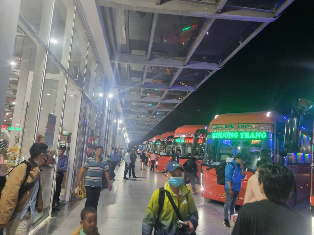 TP.HCM: Sân bay Tân Sơn Nhất đông từ rạng sáng- Ảnh 5. TP.HCM: Sân bay Tân Sơn Nhất đông từ rạng sáng- Ảnh 5.