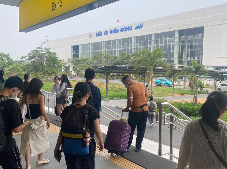 TP.HCM: Sân bay Tân Sơn Nhất đông từ rạng sáng- Ảnh 7. TP.HCM: Sân bay Tân Sơn Nhất đông từ rạng sáng- Ảnh 7.