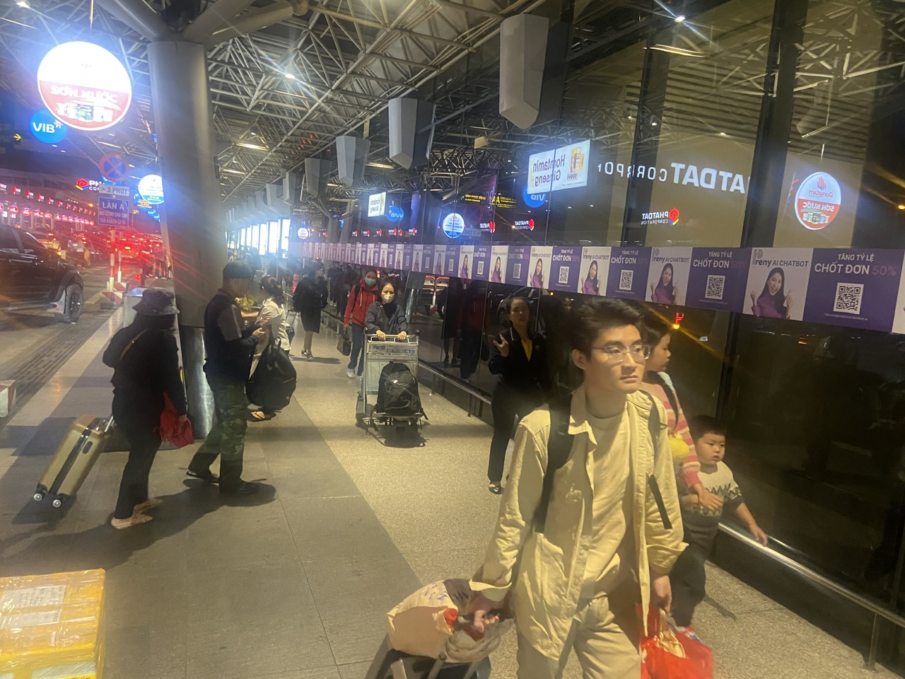 TP.HCM: Sân bay Tân Sơn Nhất đông từ rạng sáng- Ảnh 1. TP.HCM: Sân bay Tân Sơn Nhất đông từ rạng sáng- Ảnh 1.