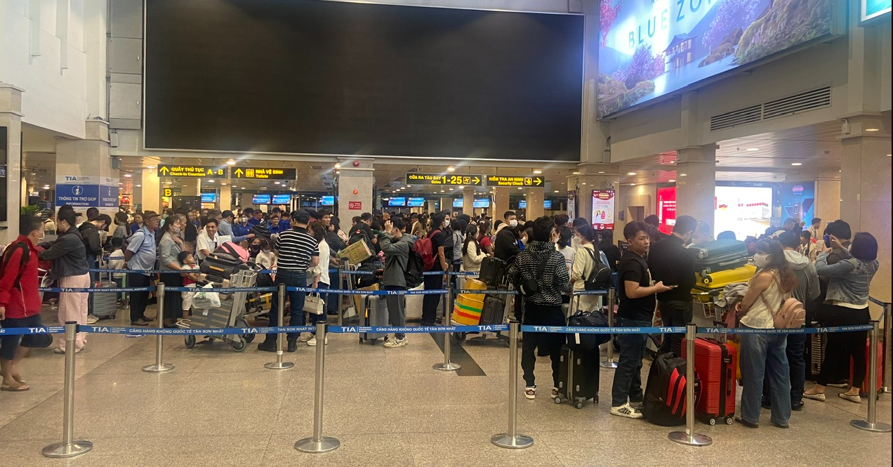 TP.HCM: Sân bay Tân Sơn Nhất đông từ rạng sáng- Ảnh 3. TP.HCM: Sân bay Tân Sơn Nhất đông từ rạng sáng- Ảnh 3.