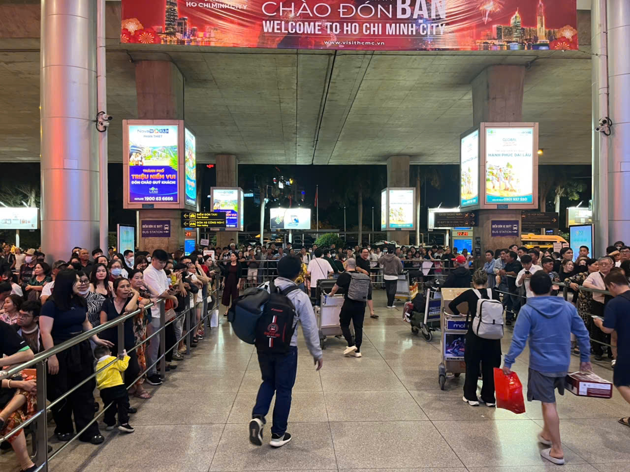 TP.HCM: Sân bay Tân Sơn Nhất đông từ rạng sáng- Ảnh 4. TP.HCM: Sân bay Tân Sơn Nhất đông từ rạng sáng- Ảnh 4.