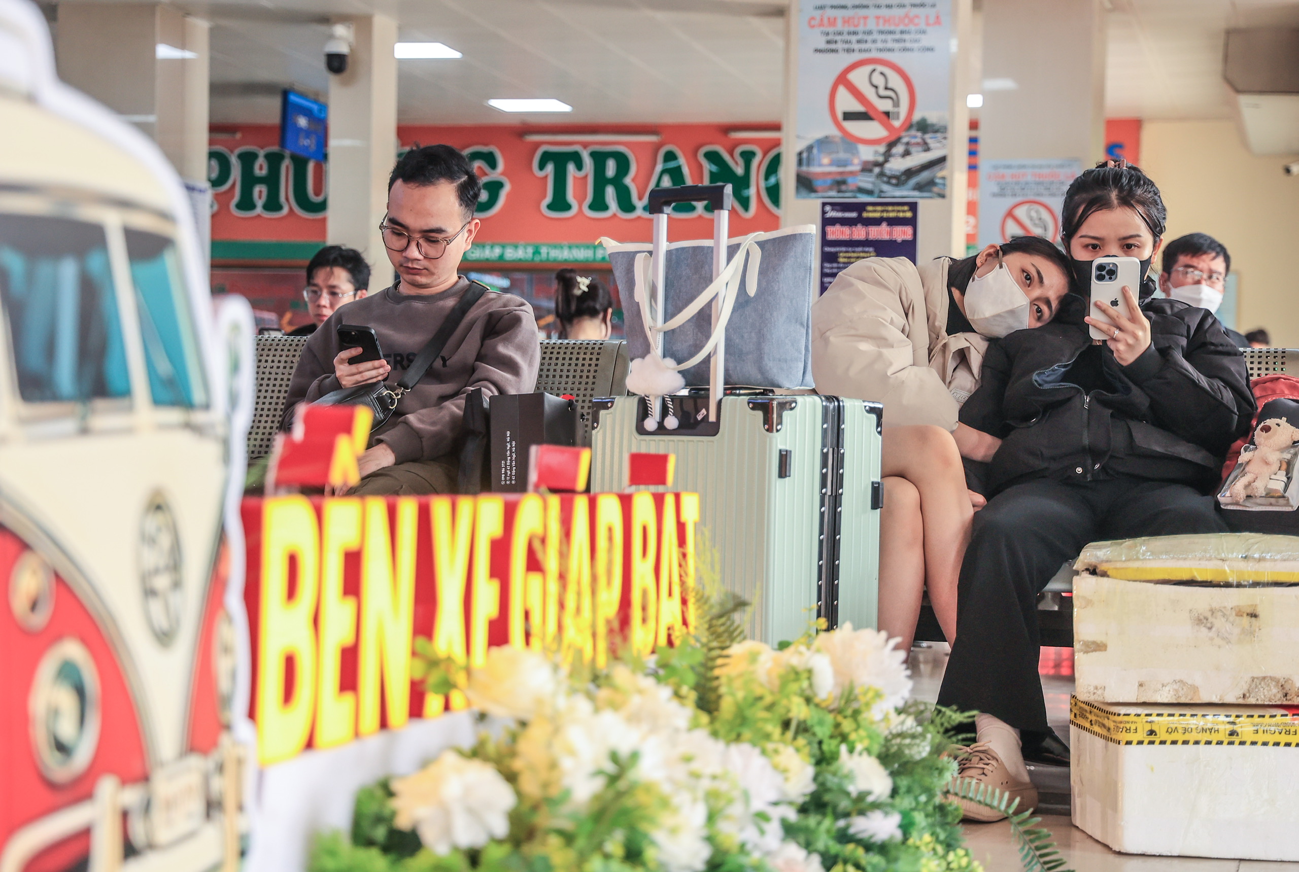 Người d&acirc;n đổ dồn về qu&ecirc; nghỉ Tết, bến xe H&agrave; Nội "nghẹt thở"- Ảnh 2.