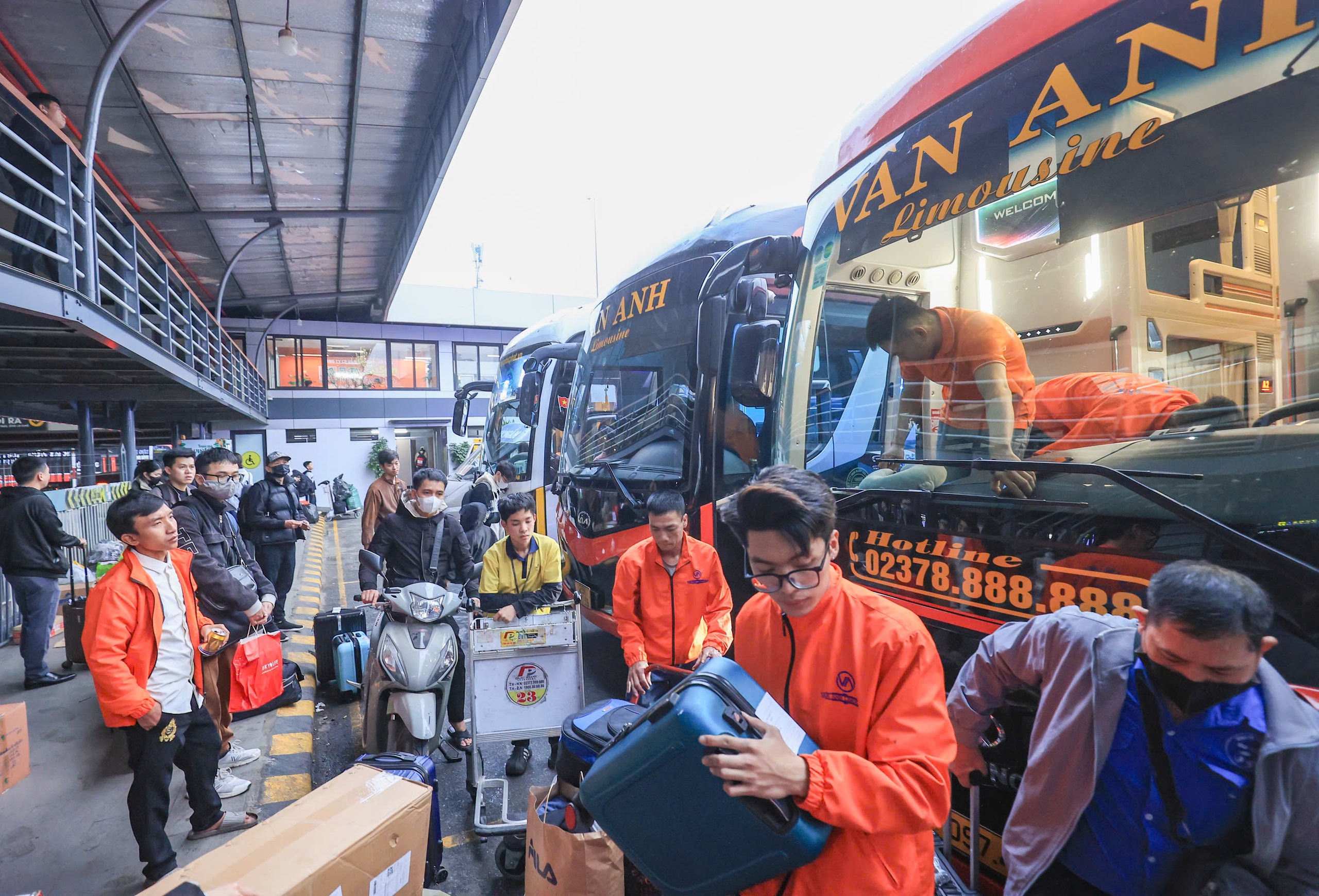 Người d&acirc;n đổ dồn về qu&ecirc; nghỉ Tết, bến xe H&agrave; Nội "nghẹt thở"- Ảnh 11.