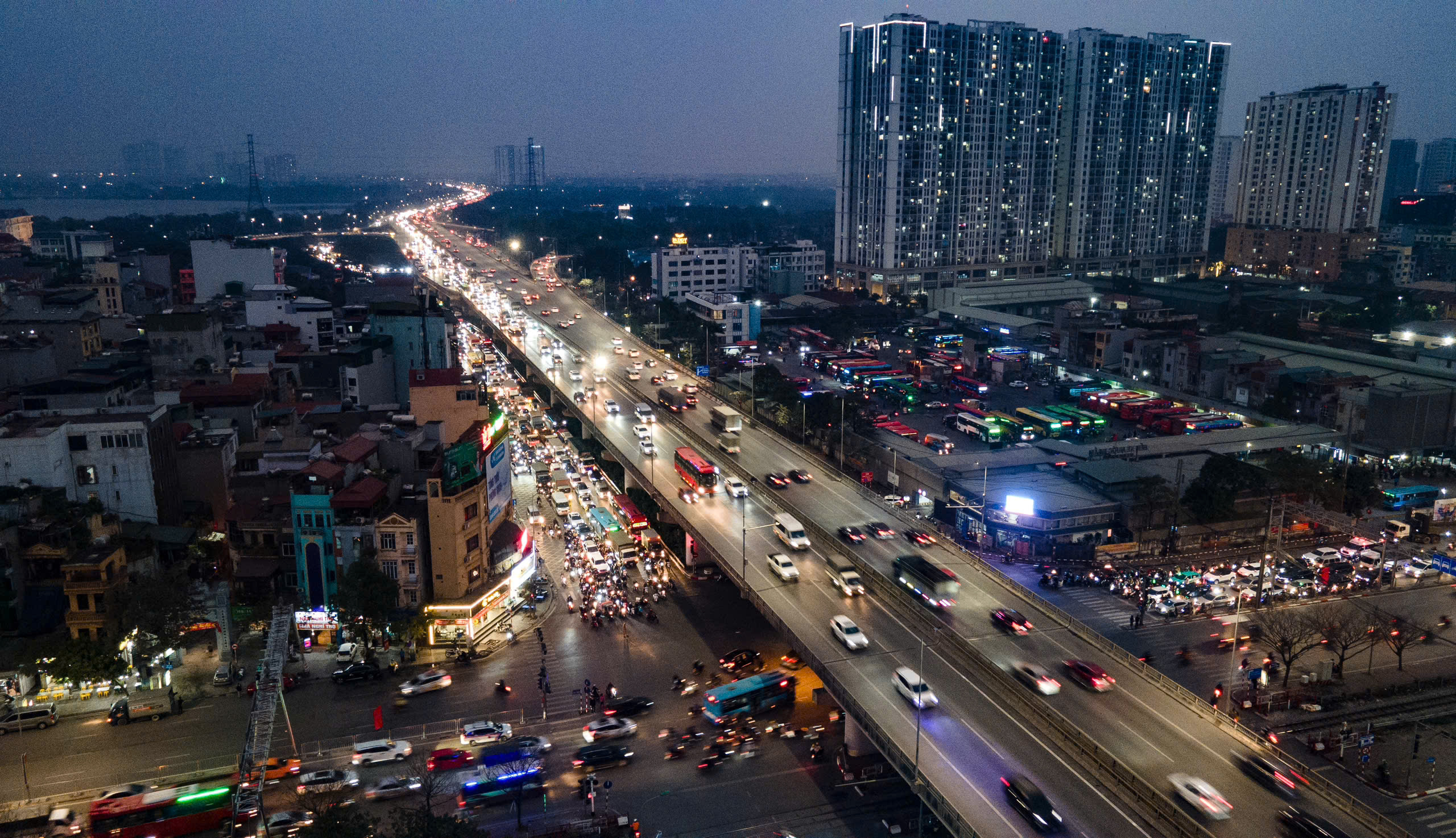Cửa ng&otilde; H&agrave; Nội c&agrave;ng về tối c&agrave;ng đ&ocirc;ng nghẹt- Ảnh 1.