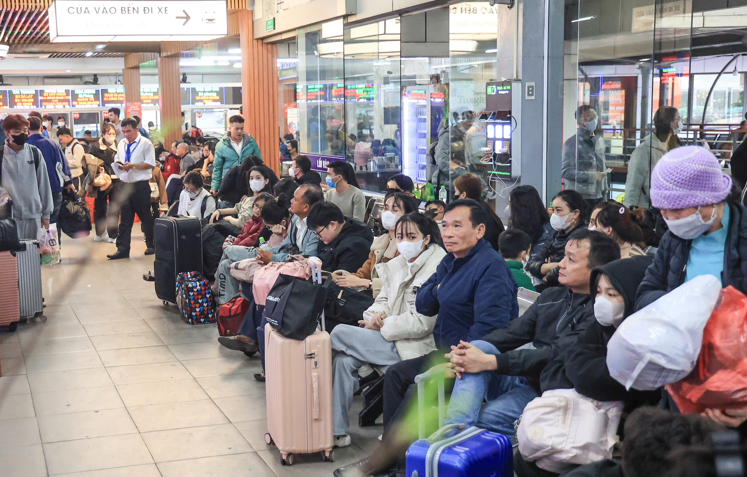 Người d&acirc;n đổ dồn về qu&ecirc; nghỉ Tết, bến xe H&agrave; Nội "nghẹt thở"- Ảnh 9.