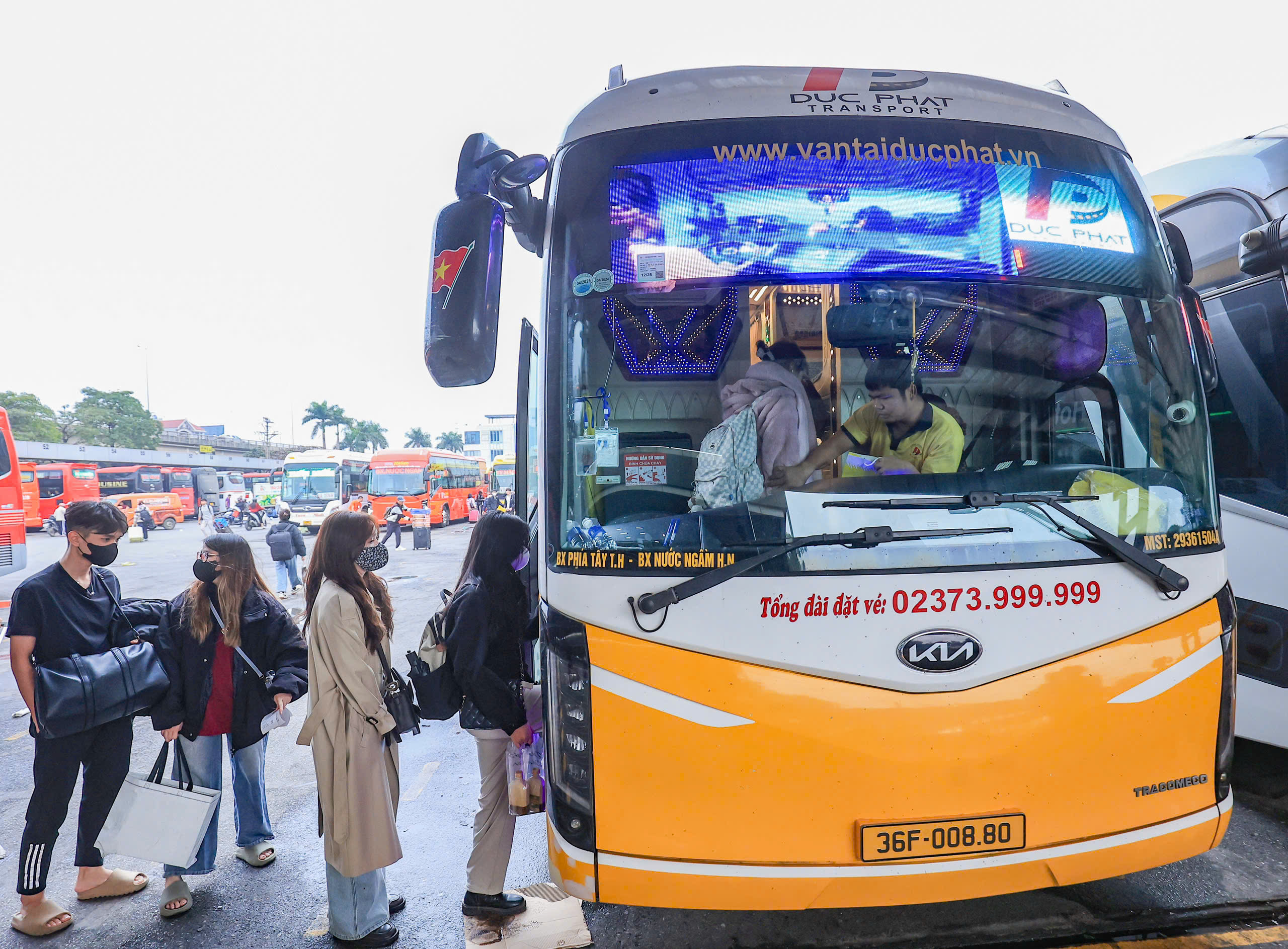 Người d&acirc;n đổ dồn về qu&ecirc; nghỉ Tết, bến xe H&agrave; Nội "nghẹt thở"- Ảnh 13.