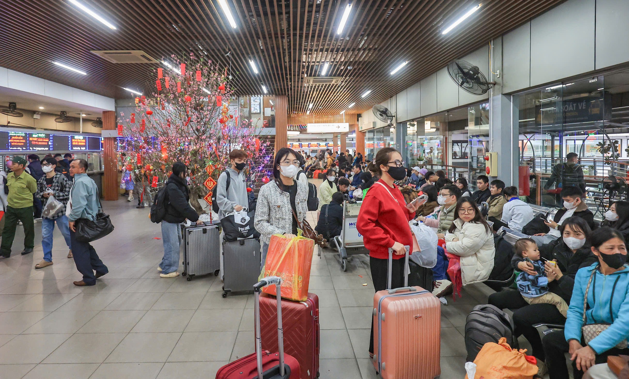 Người d&acirc;n đổ dồn về qu&ecirc; nghỉ Tết, bến xe H&agrave; Nội "nghẹt thở"- Ảnh 8.