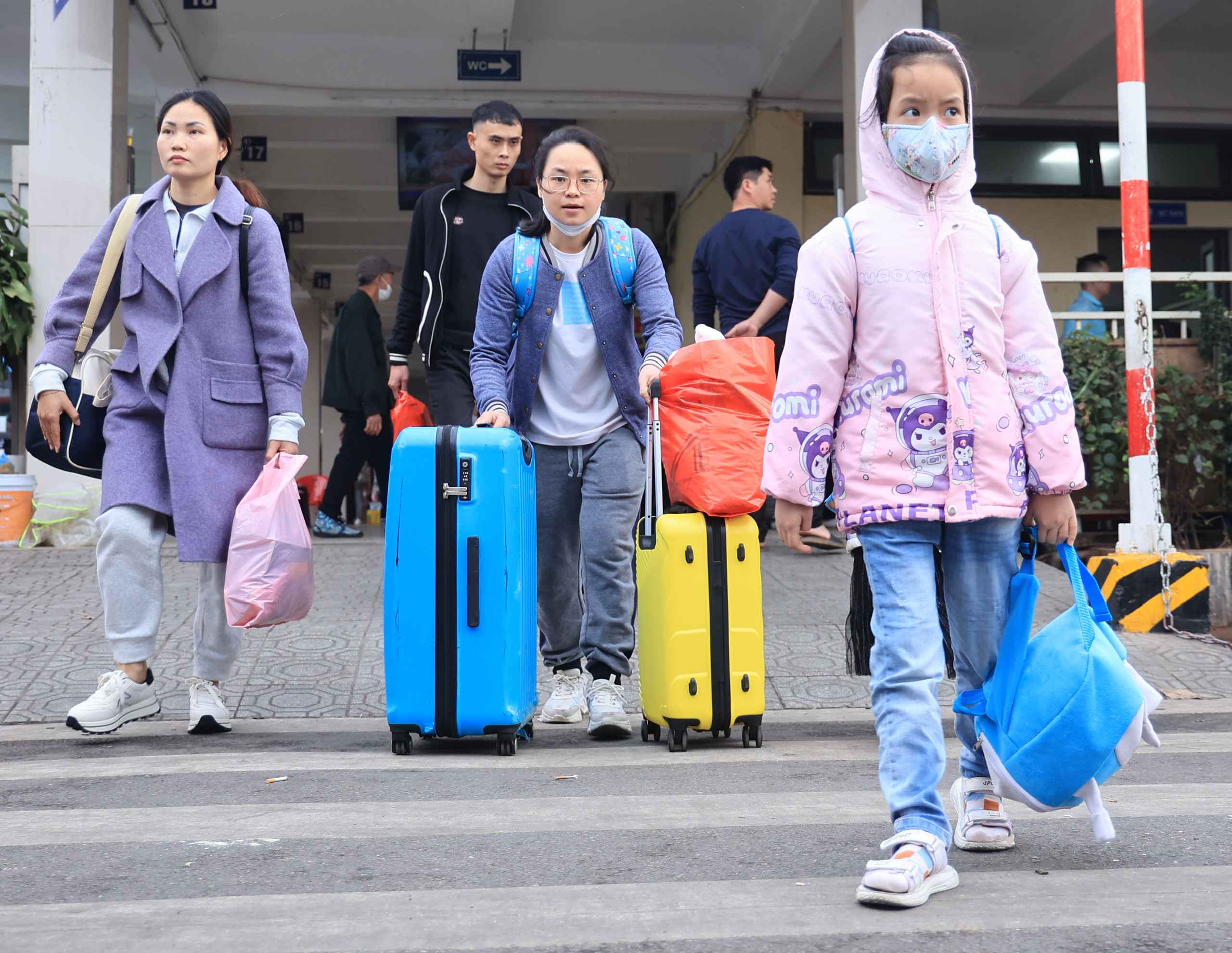 Người d&acirc;n đổ dồn về qu&ecirc; nghỉ Tết, bến xe H&agrave; Nội "nghẹt thở"- Ảnh 5.