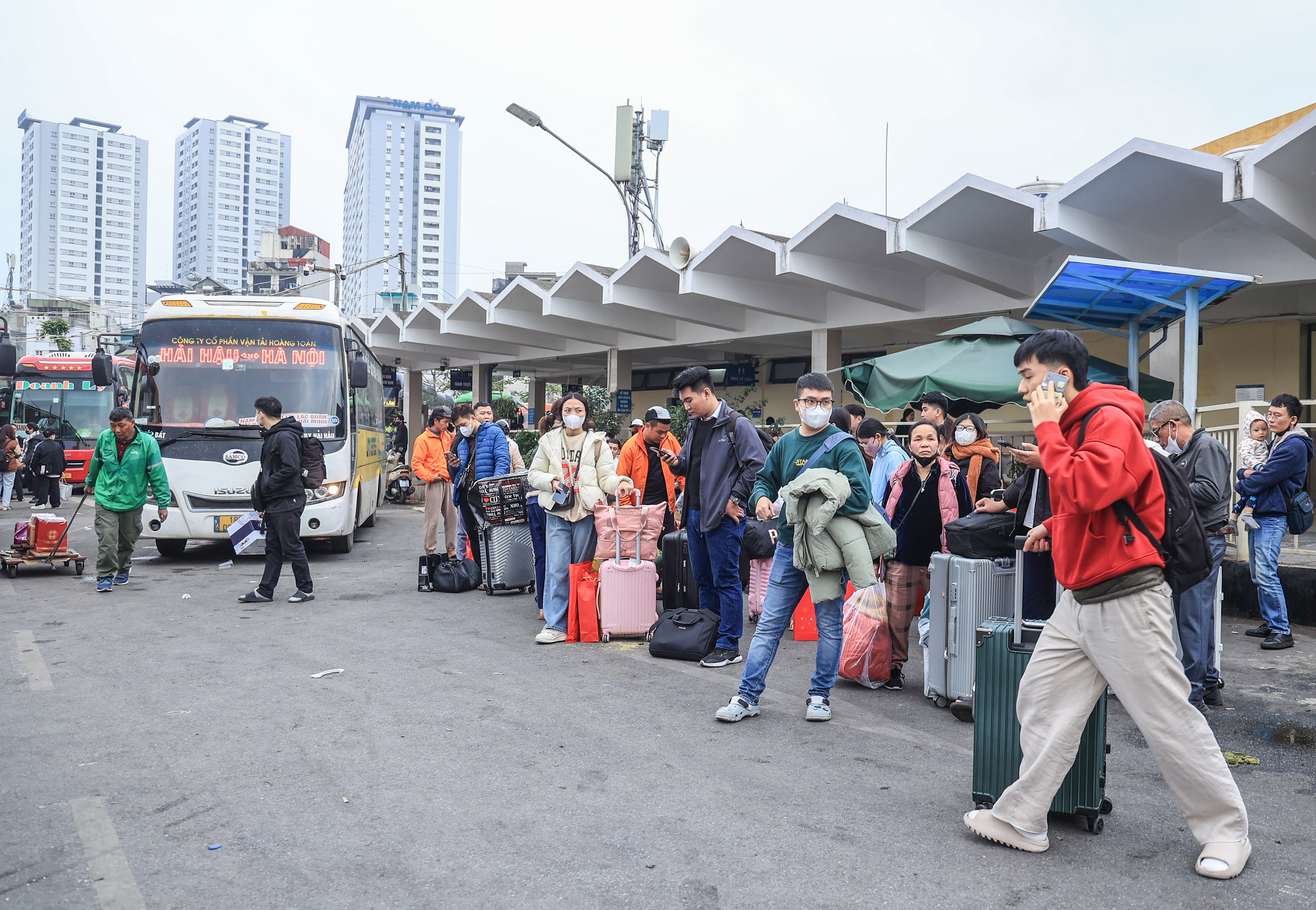 Người d&acirc;n đổ dồn về qu&ecirc; nghỉ Tết, bến xe H&agrave; Nội "nghẹt thở"- Ảnh 6.