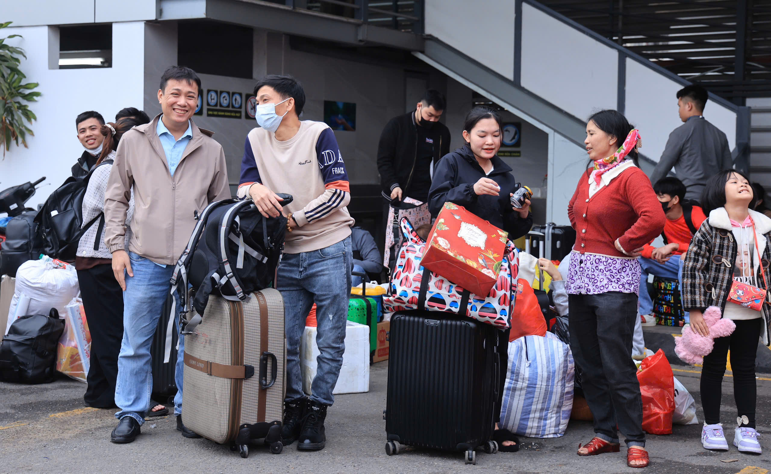 Người d&acirc;n đổ dồn về qu&ecirc; nghỉ Tết, bến xe H&agrave; Nội "nghẹt thở"- Ảnh 12.