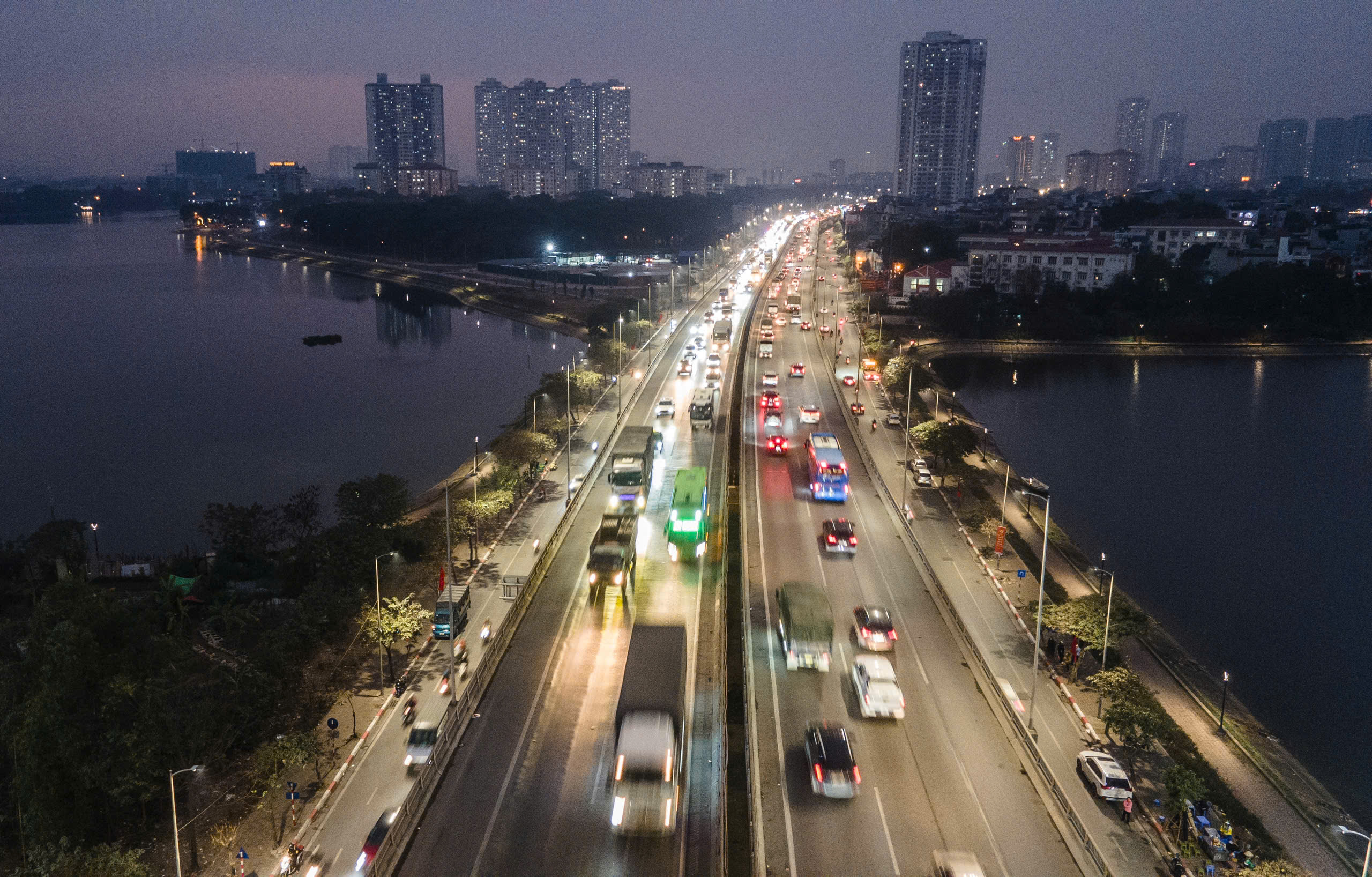 Cửa ng&otilde; H&agrave; Nội c&agrave;ng về tối c&agrave;ng đ&ocirc;ng nghẹt- Ảnh 2.