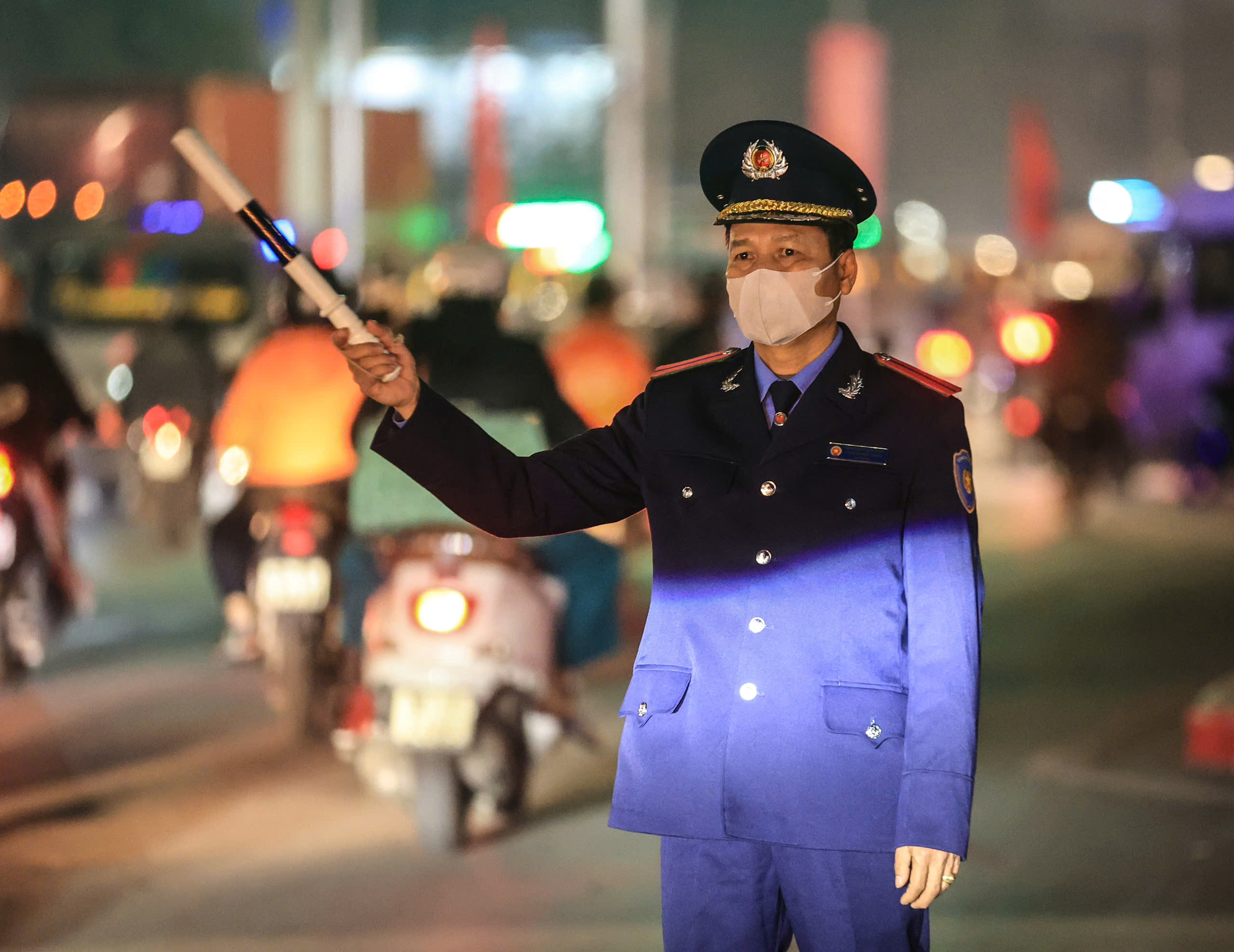 Cửa ng&otilde; H&agrave; Nội c&agrave;ng về tối c&agrave;ng đ&ocirc;ng nghẹt- Ảnh 7.