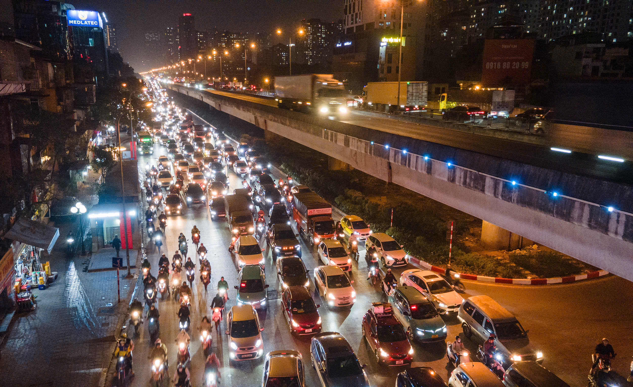 Cửa ng&otilde; H&agrave; Nội c&agrave;ng về tối c&agrave;ng đ&ocirc;ng nghẹt- Ảnh 10.