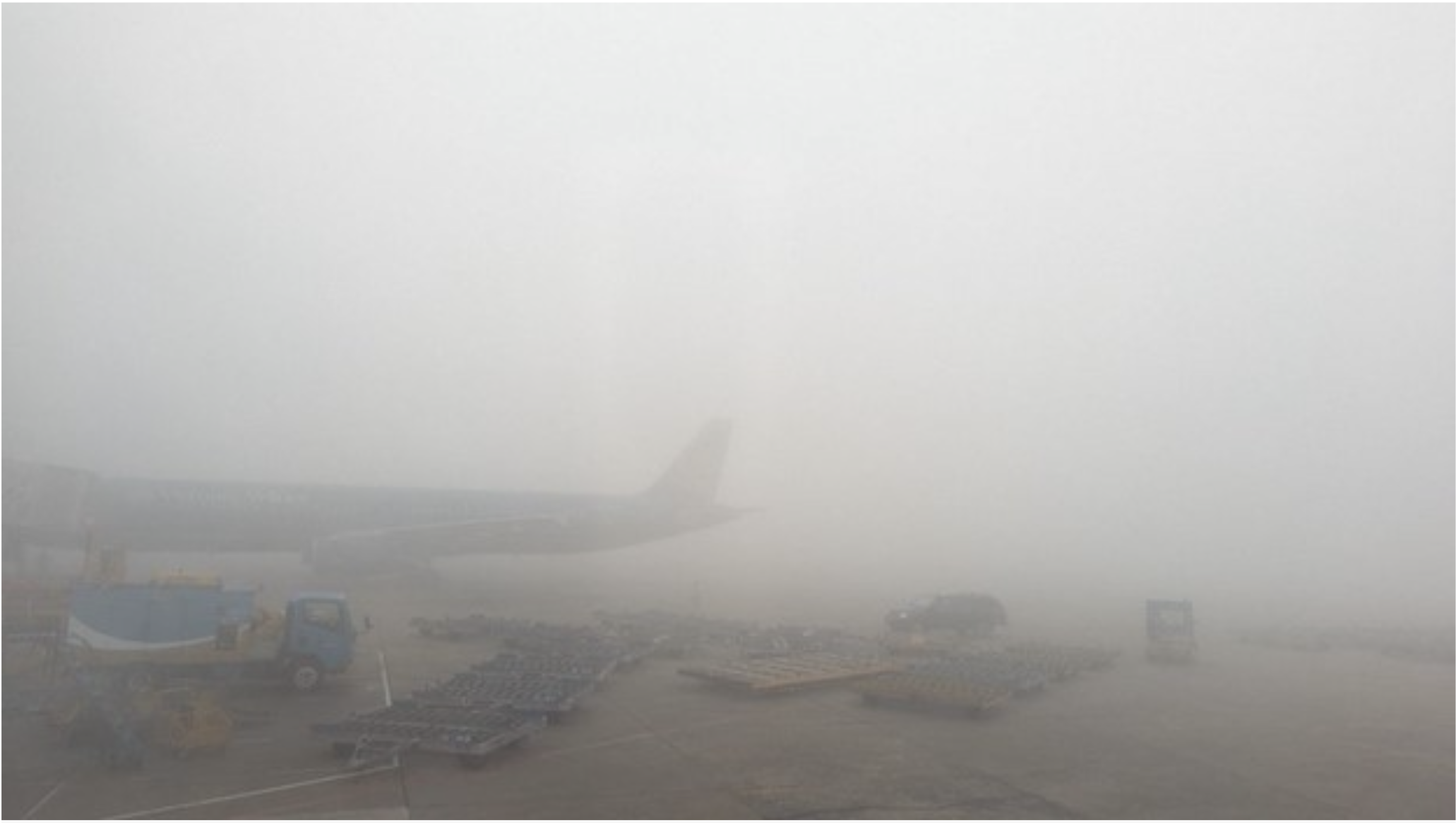 Sương m&ugrave; d&agrave;y đặc, nhiều chuyến bay phải chuyển hướng hạ c&aacute;nh- Ảnh 1.