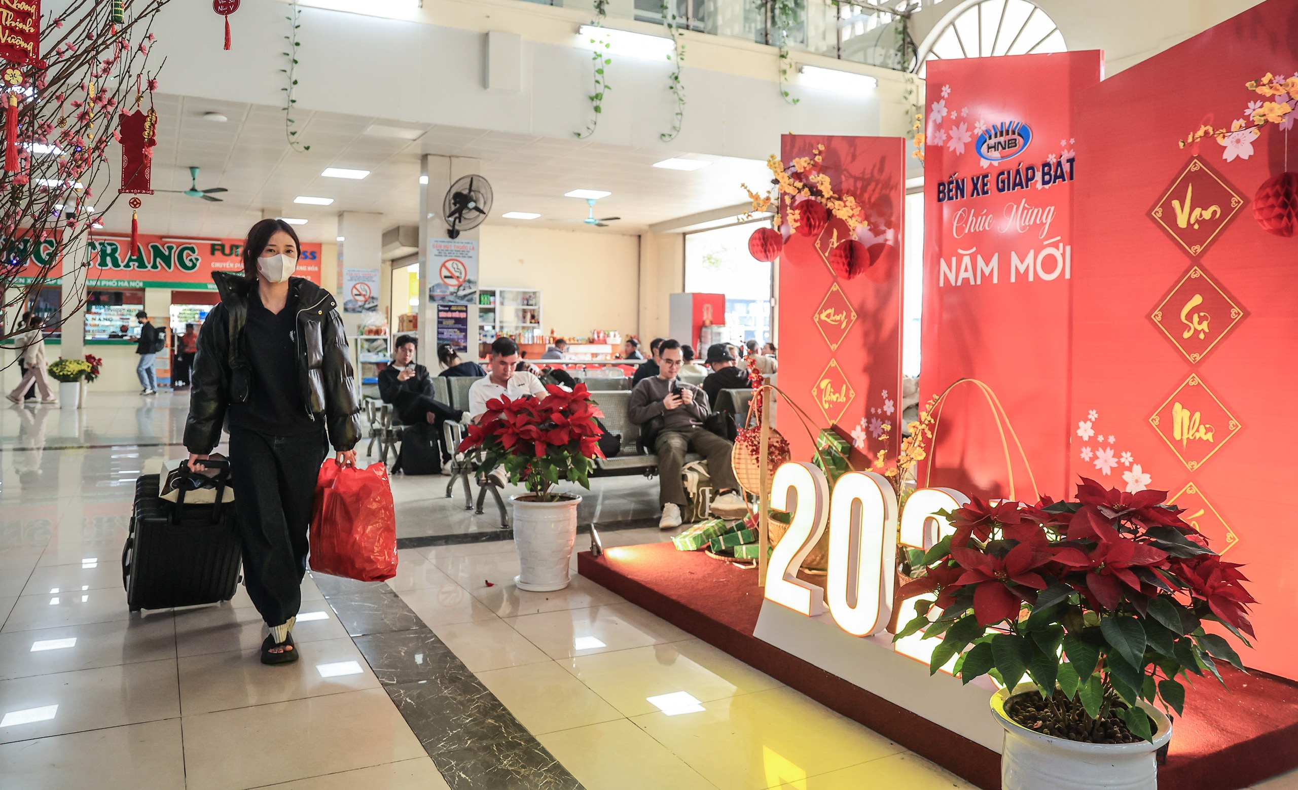 Người d&acirc;n đổ dồn về qu&ecirc; nghỉ Tết, bến xe H&agrave; Nội "nghẹt thở"- Ảnh 3.