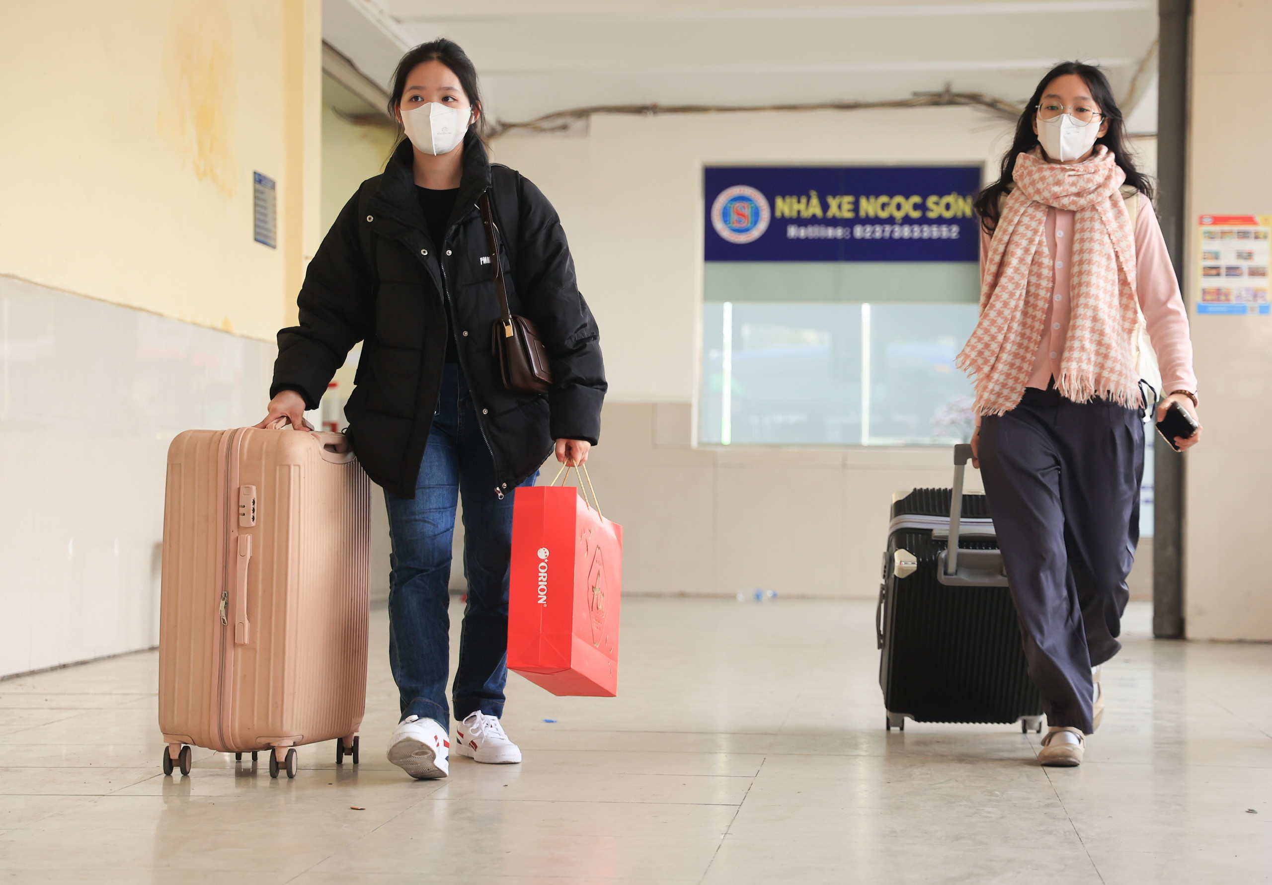 Người d&acirc;n đổ dồn về qu&ecirc; nghỉ Tết, bến xe H&agrave; Nội "nghẹt thở"- Ảnh 4.