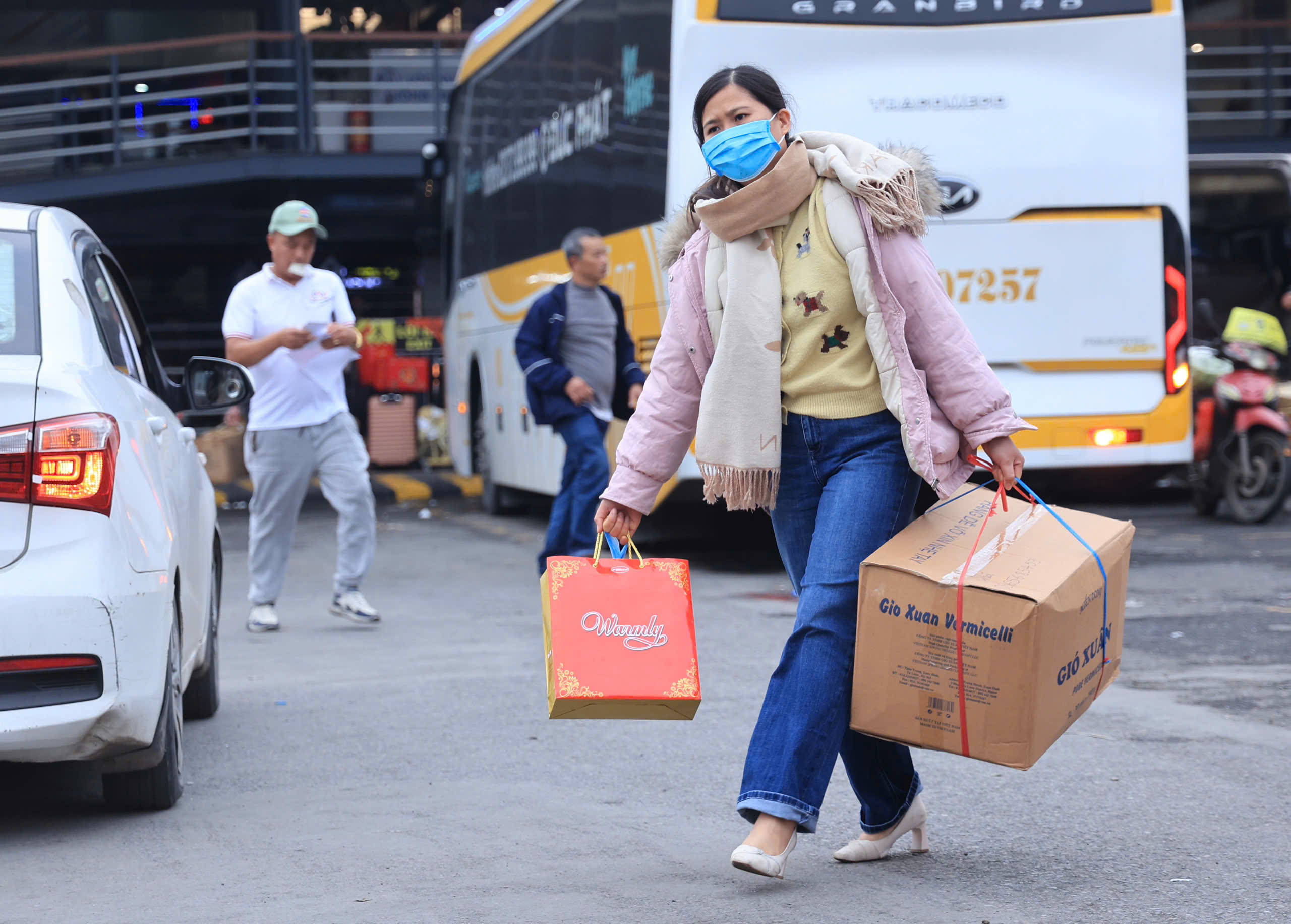 Người d&acirc;n đổ dồn về qu&ecirc; nghỉ Tết, bến xe H&agrave; Nội "nghẹt thở"- Ảnh 10.