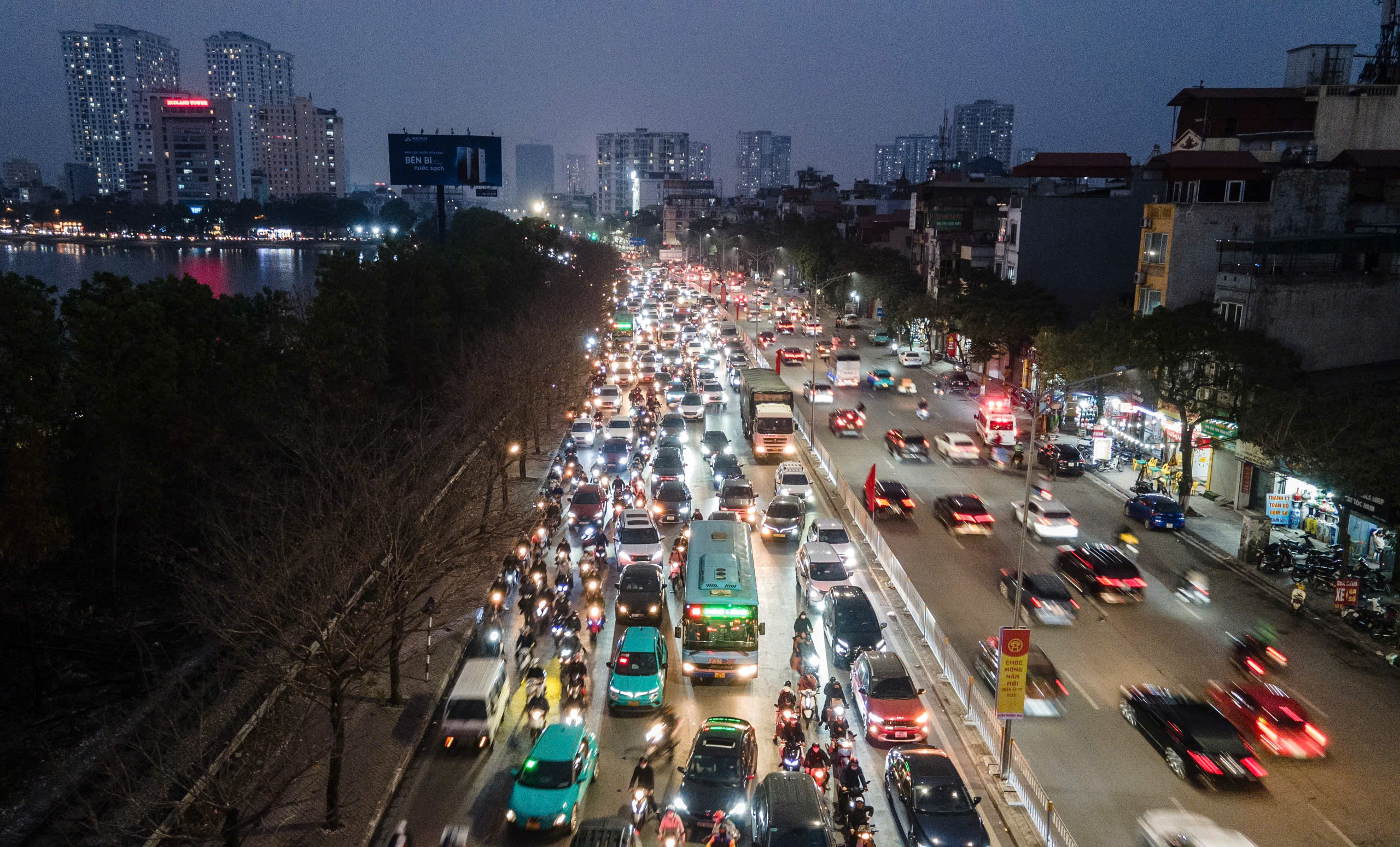 Cửa ng&otilde; H&agrave; Nội c&agrave;ng về tối c&agrave;ng đ&ocirc;ng nghẹt- Ảnh 3.