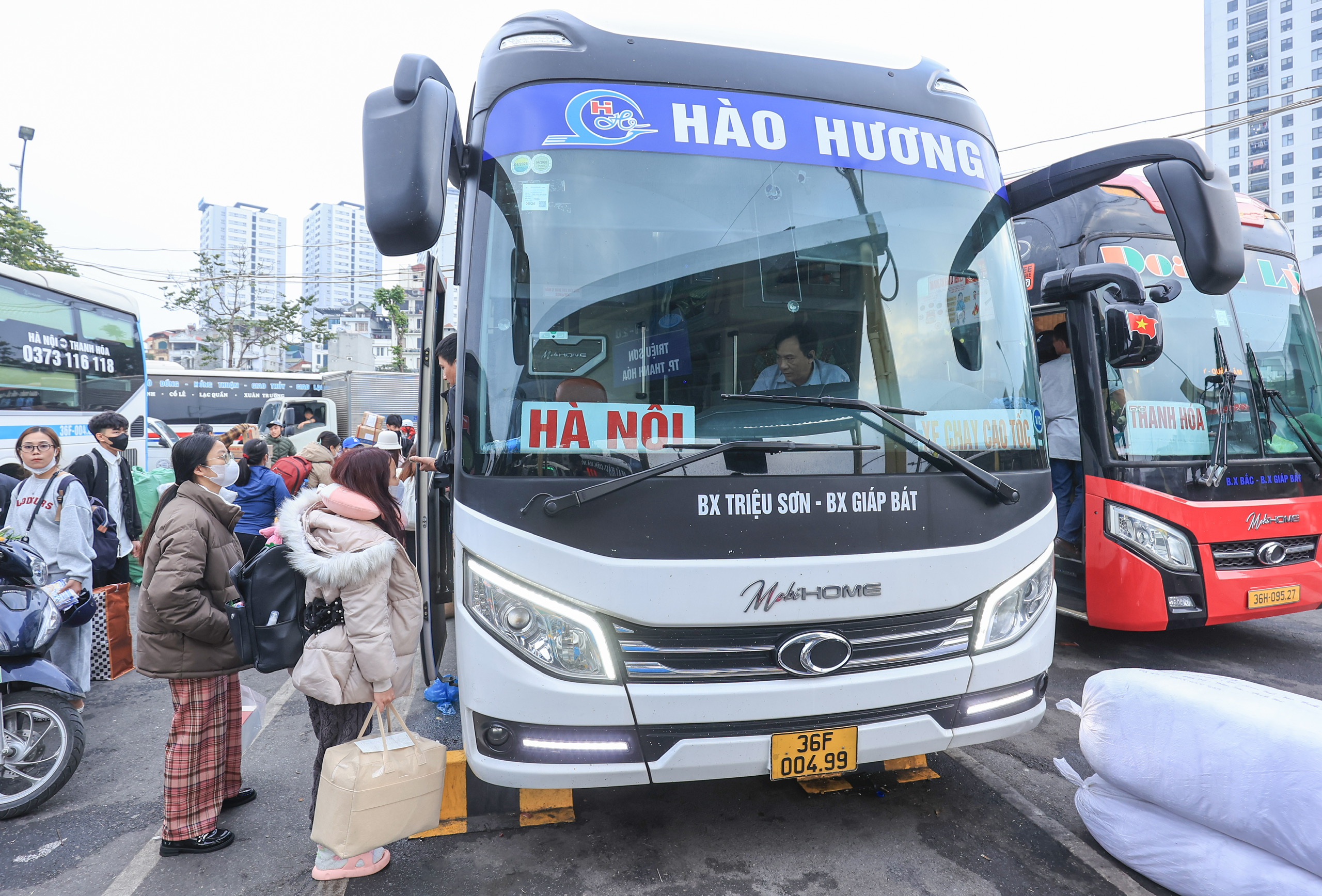 Người d&acirc;n đổ dồn về qu&ecirc; nghỉ Tết, bến xe H&agrave; Nội "nghẹt thở"- Ảnh 7.