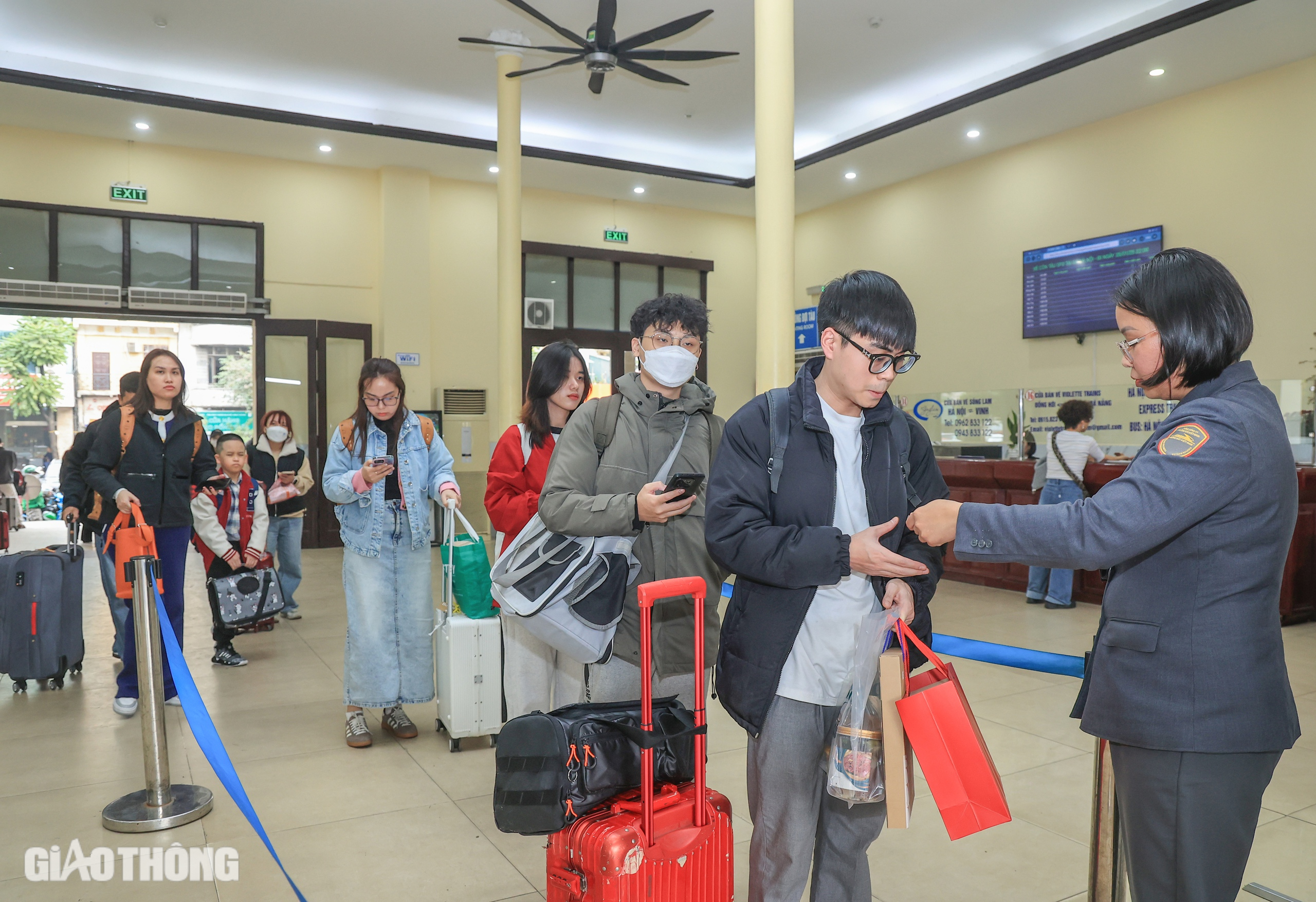 Ng&agrave;y cuối trước kỳ nghỉ Tết, ga H&agrave; Nội th&ocirc;ng tho&aacute;ng bất ngờ- Ảnh 1.