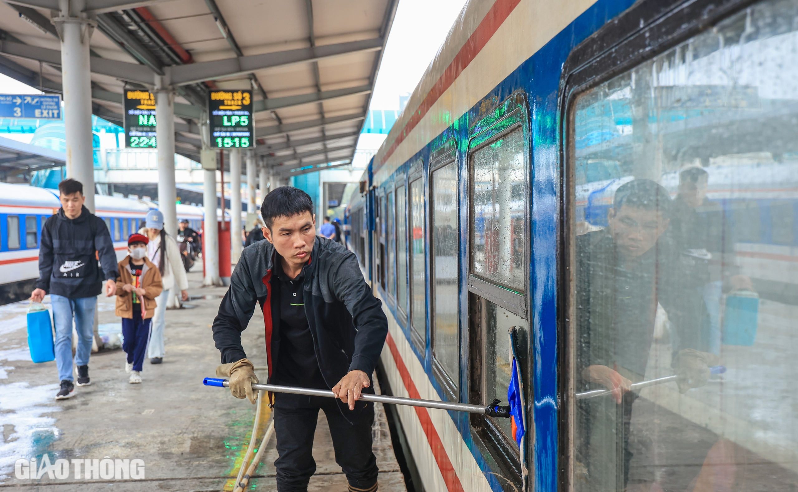Ng&agrave;y cuối trước kỳ nghỉ Tết, ga H&agrave; Nội th&ocirc;ng tho&aacute;ng bất ngờ- Ảnh 16.