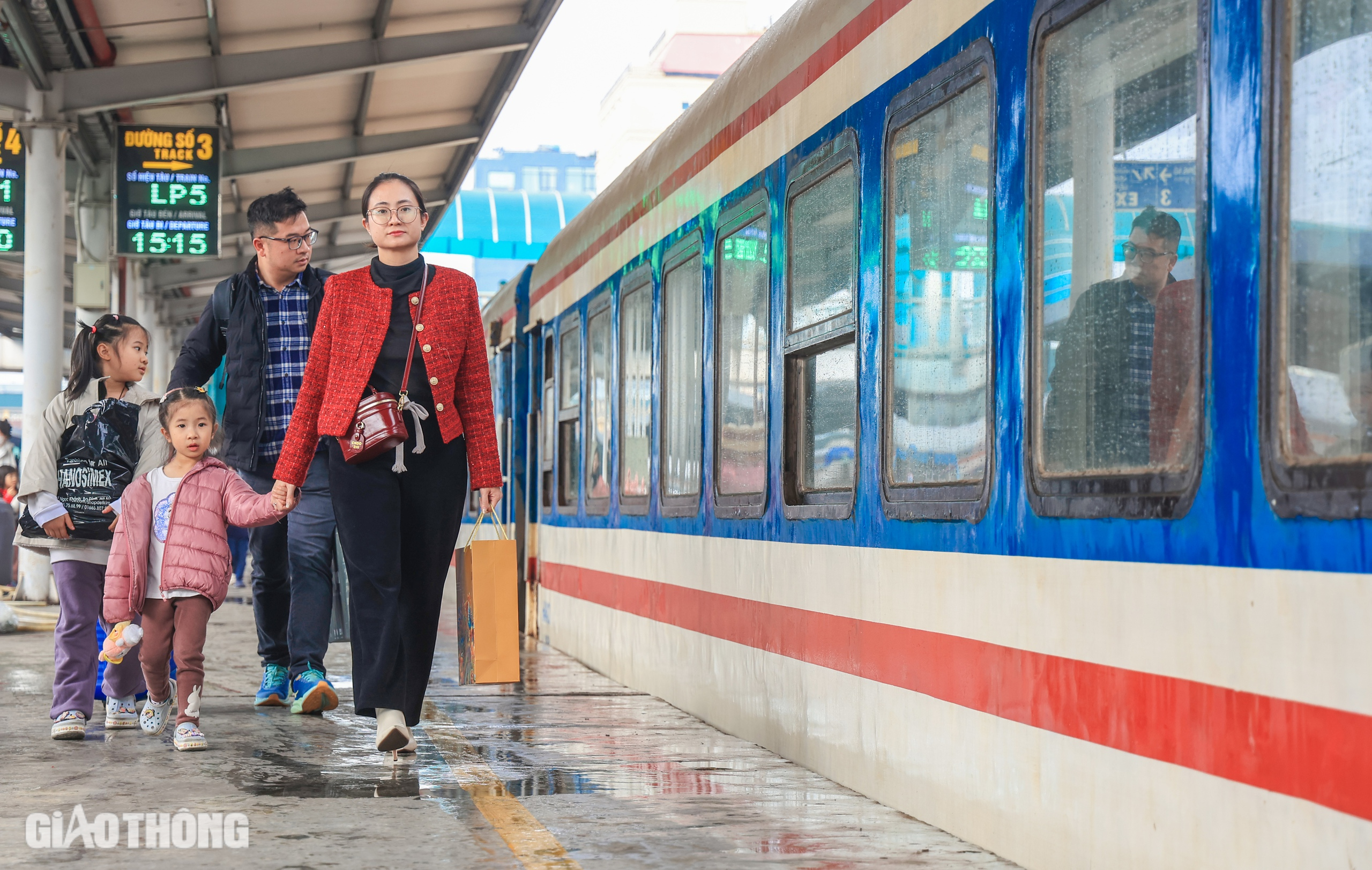 Ng&agrave;y cuối trước kỳ nghỉ Tết, ga H&agrave; Nội th&ocirc;ng tho&aacute;ng bất ngờ- Ảnh 12.