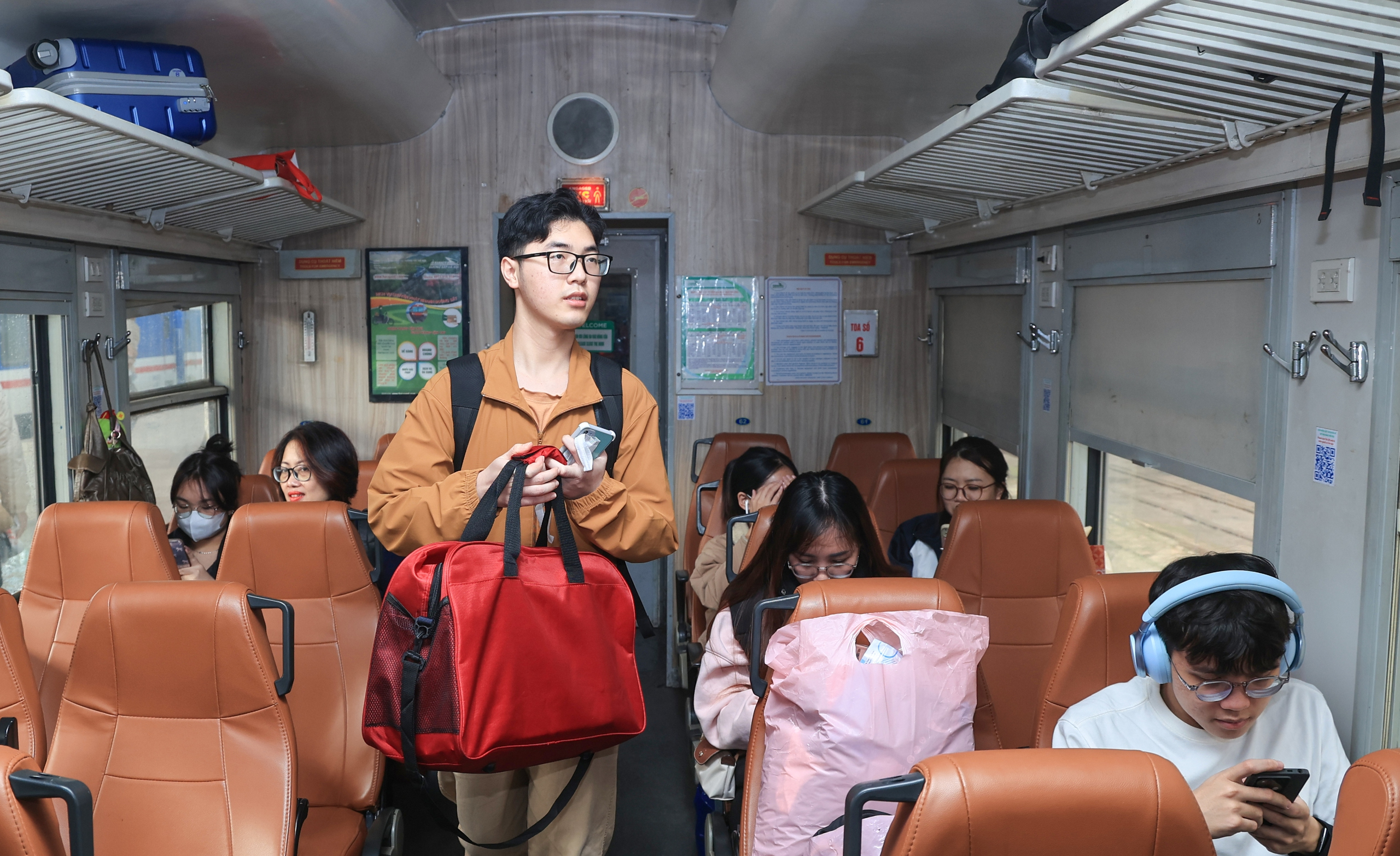 Ng&agrave;y cuối trước kỳ nghỉ Tết, ga H&agrave; Nội th&ocirc;ng tho&aacute;ng bất ngờ- Ảnh 14.