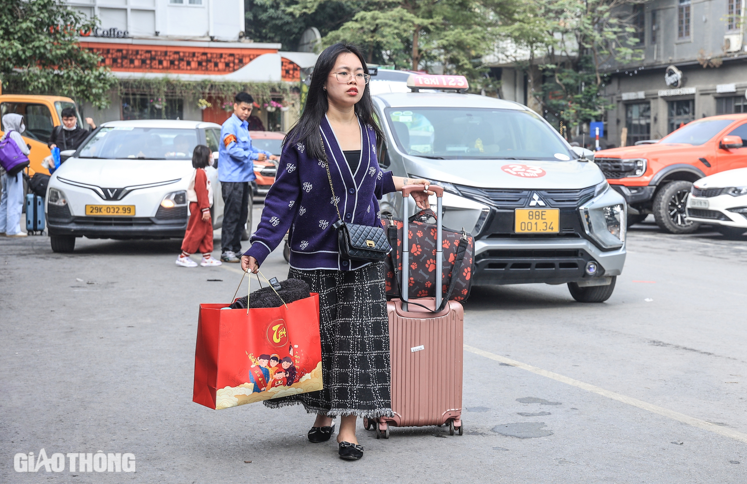 Ng&agrave;y cuối trước kỳ nghỉ Tết, ga H&agrave; Nội th&ocirc;ng tho&aacute;ng bất ngờ- Ảnh 4.