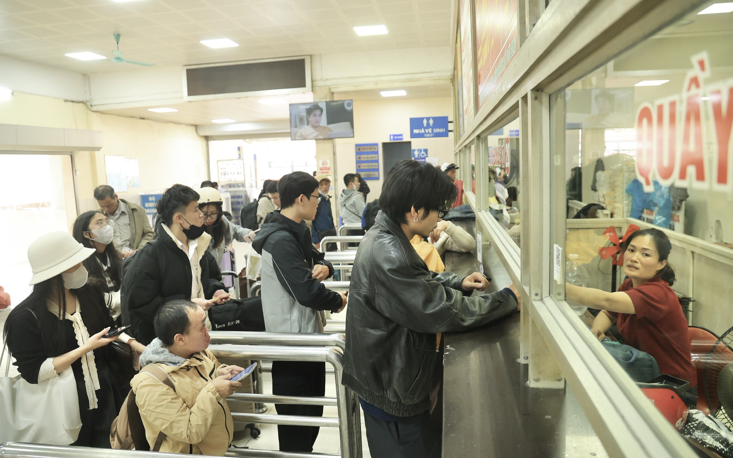 Người d&acirc;n đổ dồn về qu&ecirc; nghỉ Tết, bến xe H&agrave; Nội "nghẹt thở"- Ảnh 1.